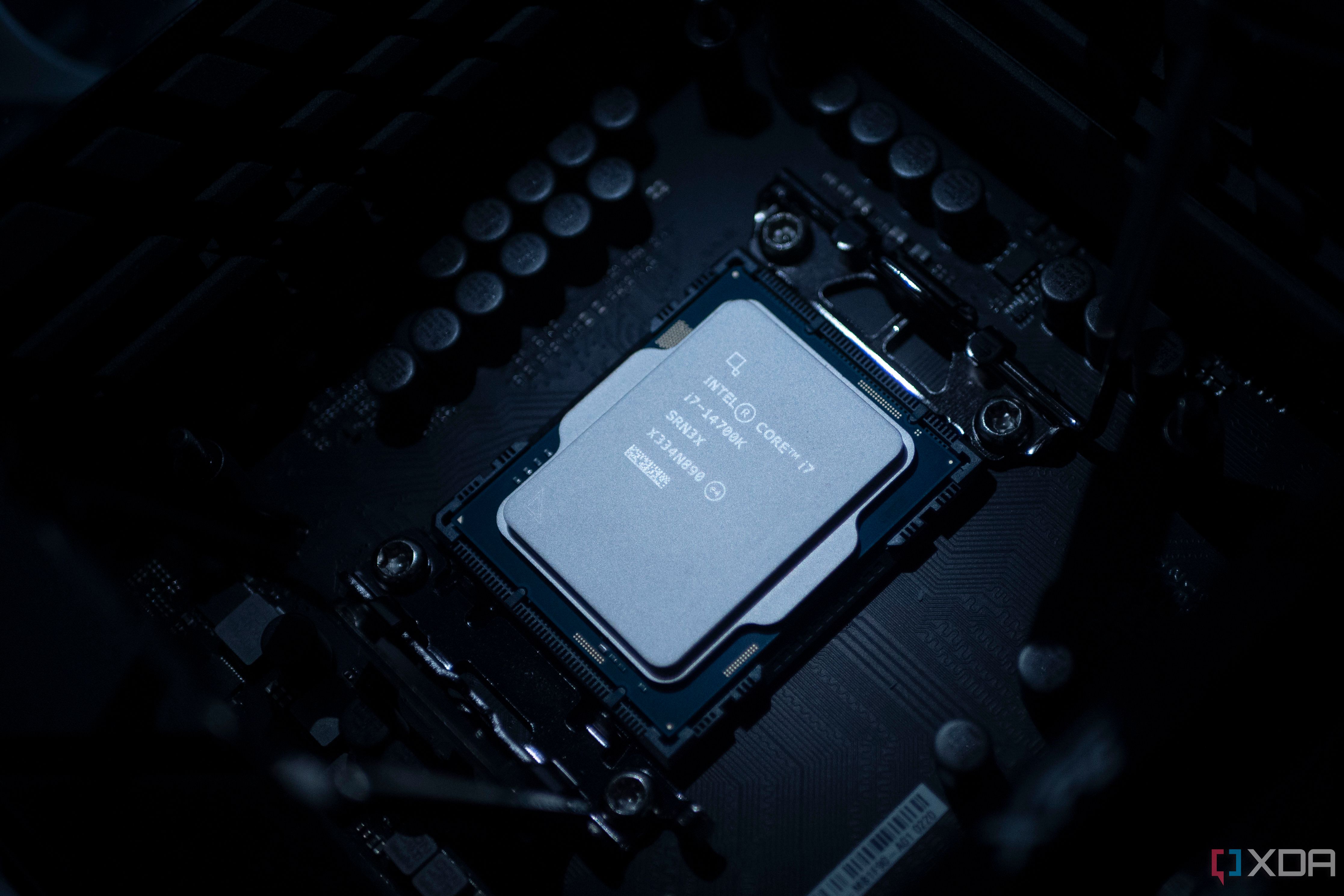 Intel Core i7-14700K в разъеме процессора материнской платы