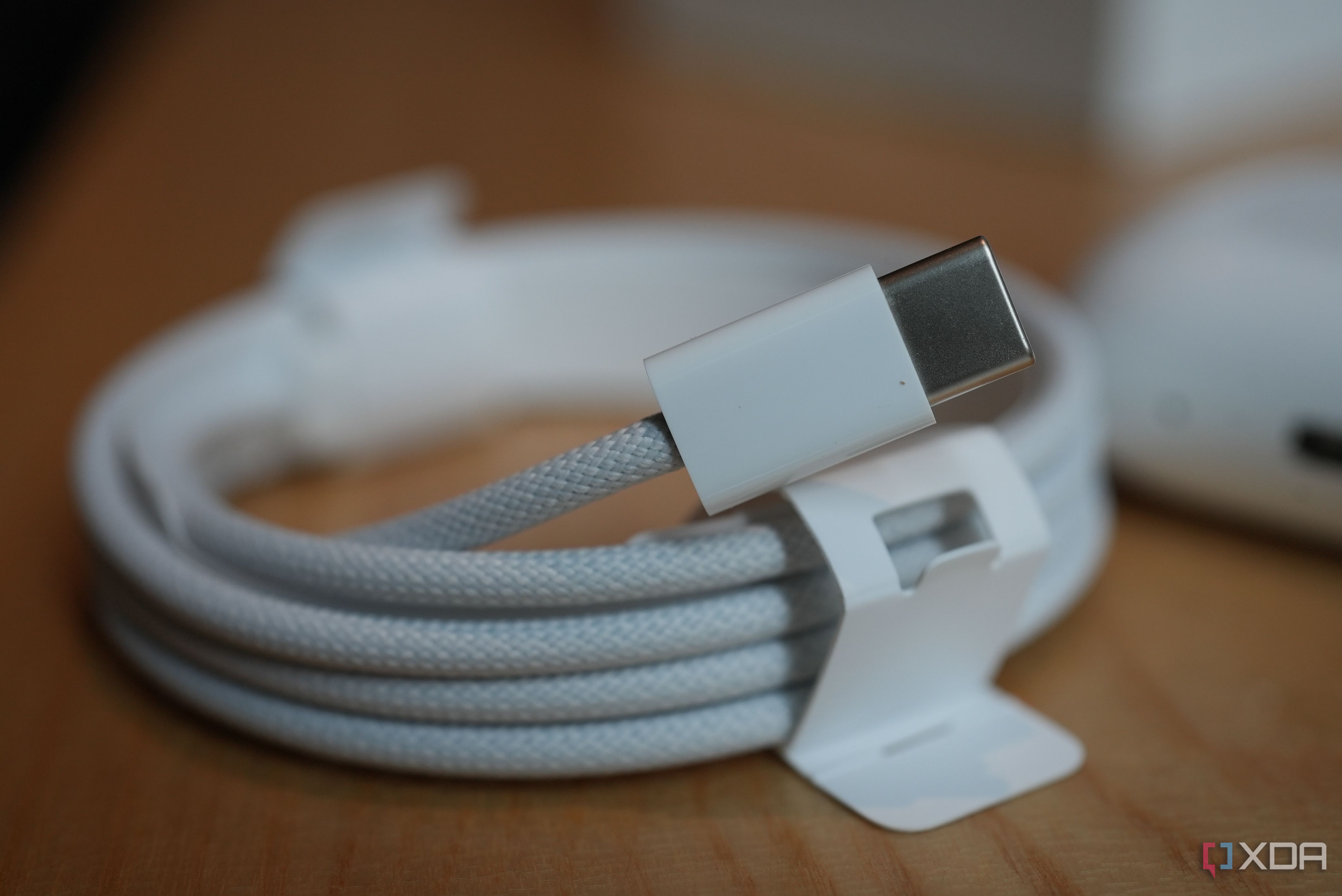 Кабель Apple USB-C на столе