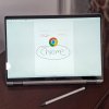 Дисплей ноутбука HP Chromebook Plus x360 14ct с логотипом Chrome и ручкой USI на переднем плане.