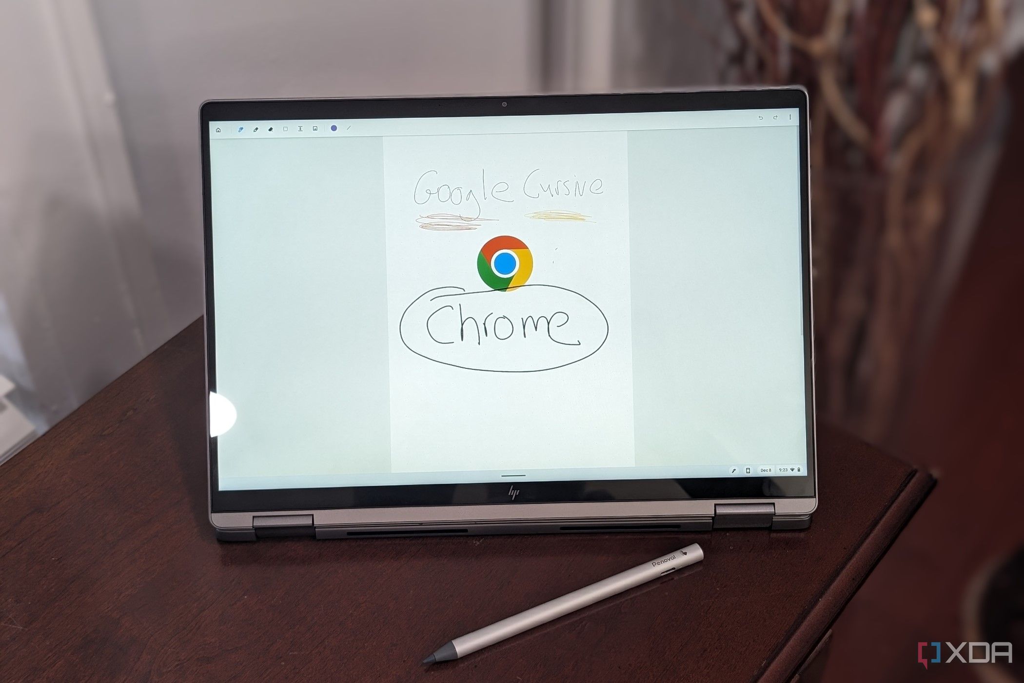 Дисплей ноутбука HP Chromebook Plus x360 14ct с логотипом Chrome и ручкой USI на переднем плане.