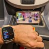 Apple Watch с тренировкой на беговой дорожке на заднем плане