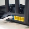 Ethernet-порты и антенны Asus RT-AX57 под углом