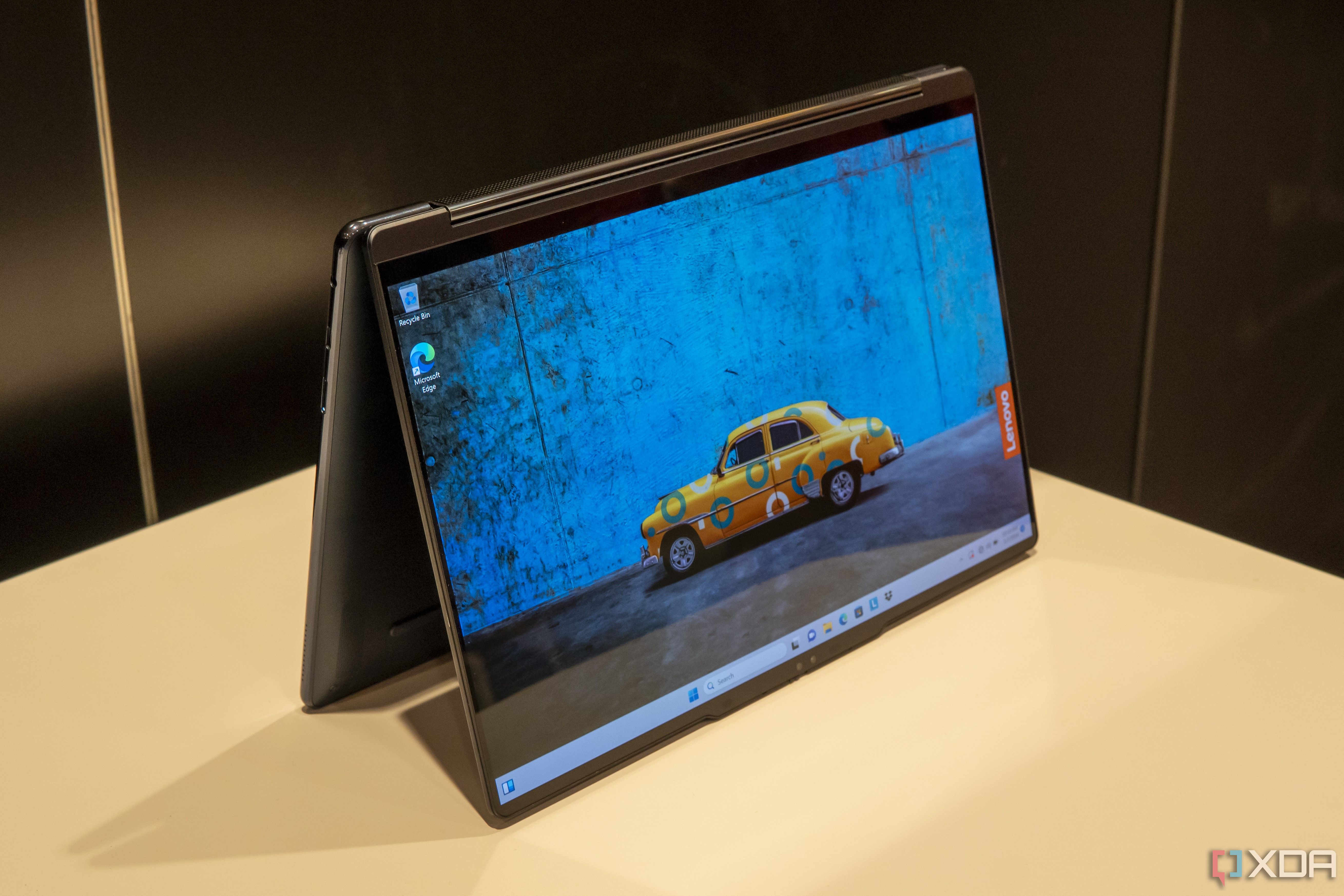 Lenovo Yoga 9i в режиме палатки