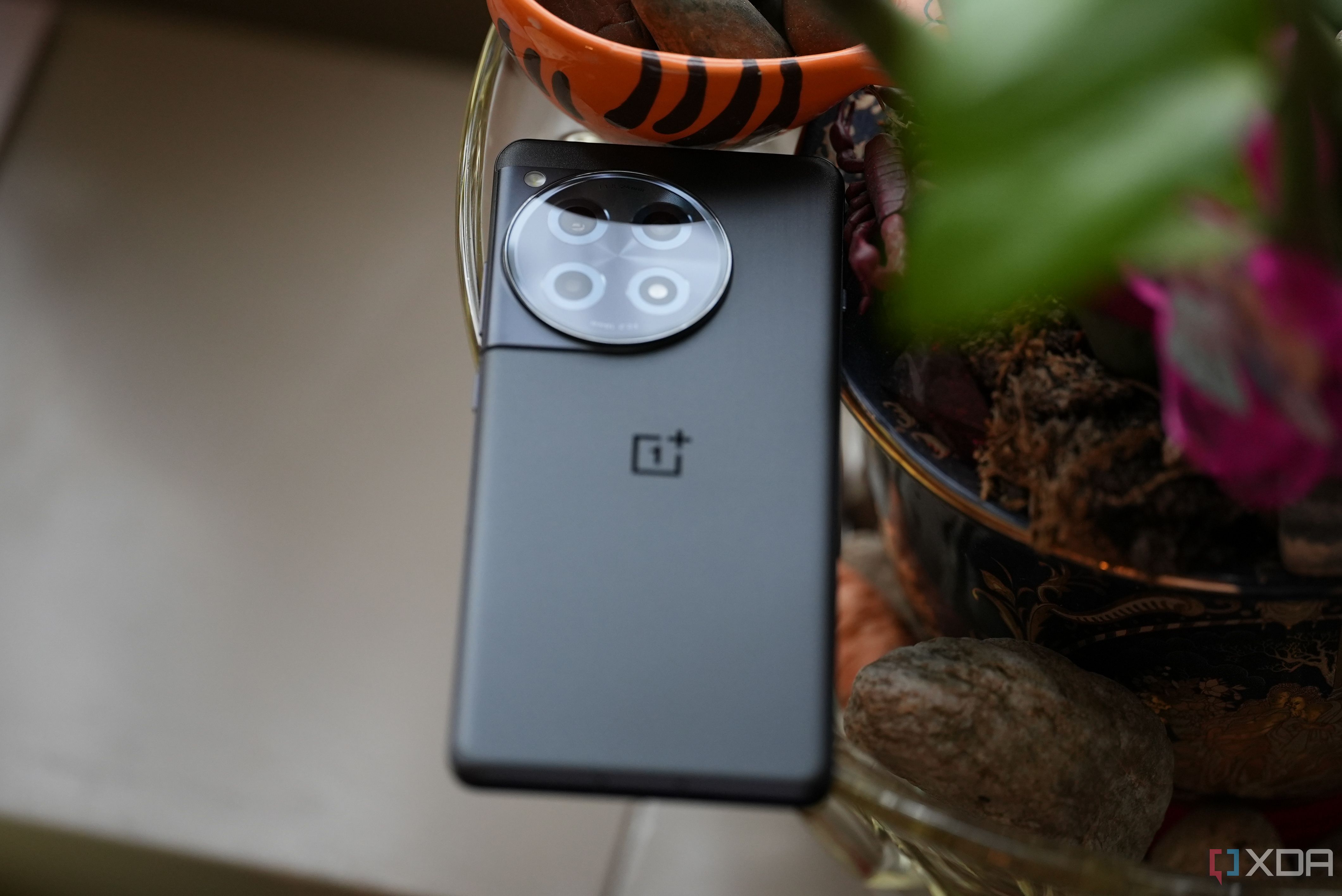 OnePlus 12R в черном цвете