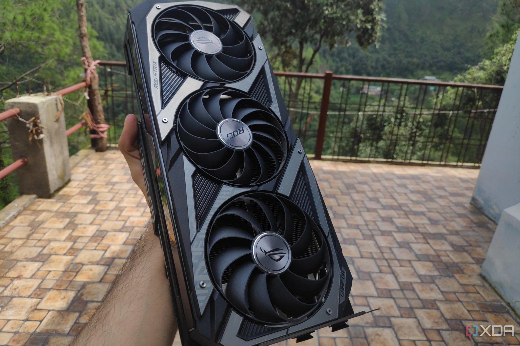 Видеокарта Asus Rog Strix RTX 3080 Ti.