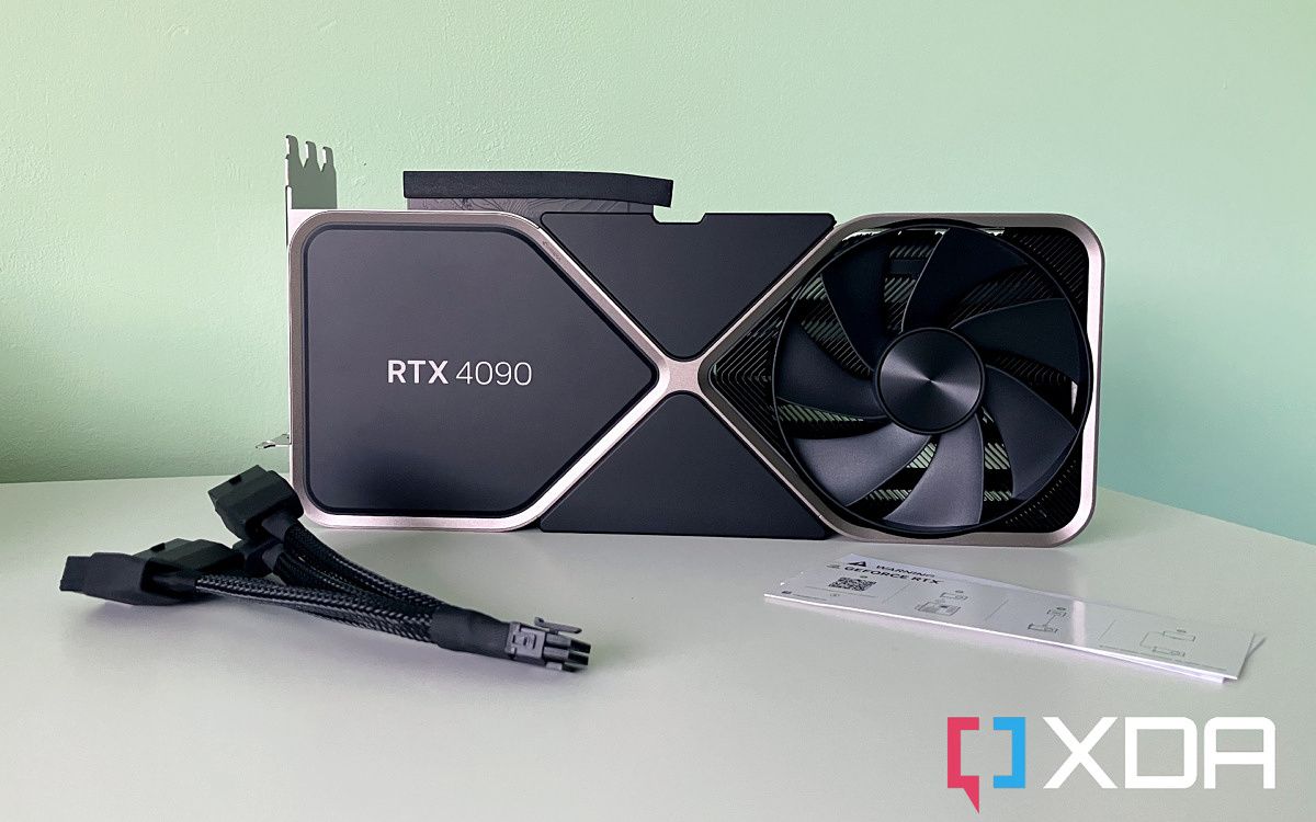 NVIDIA RTX 4090 с кабелями