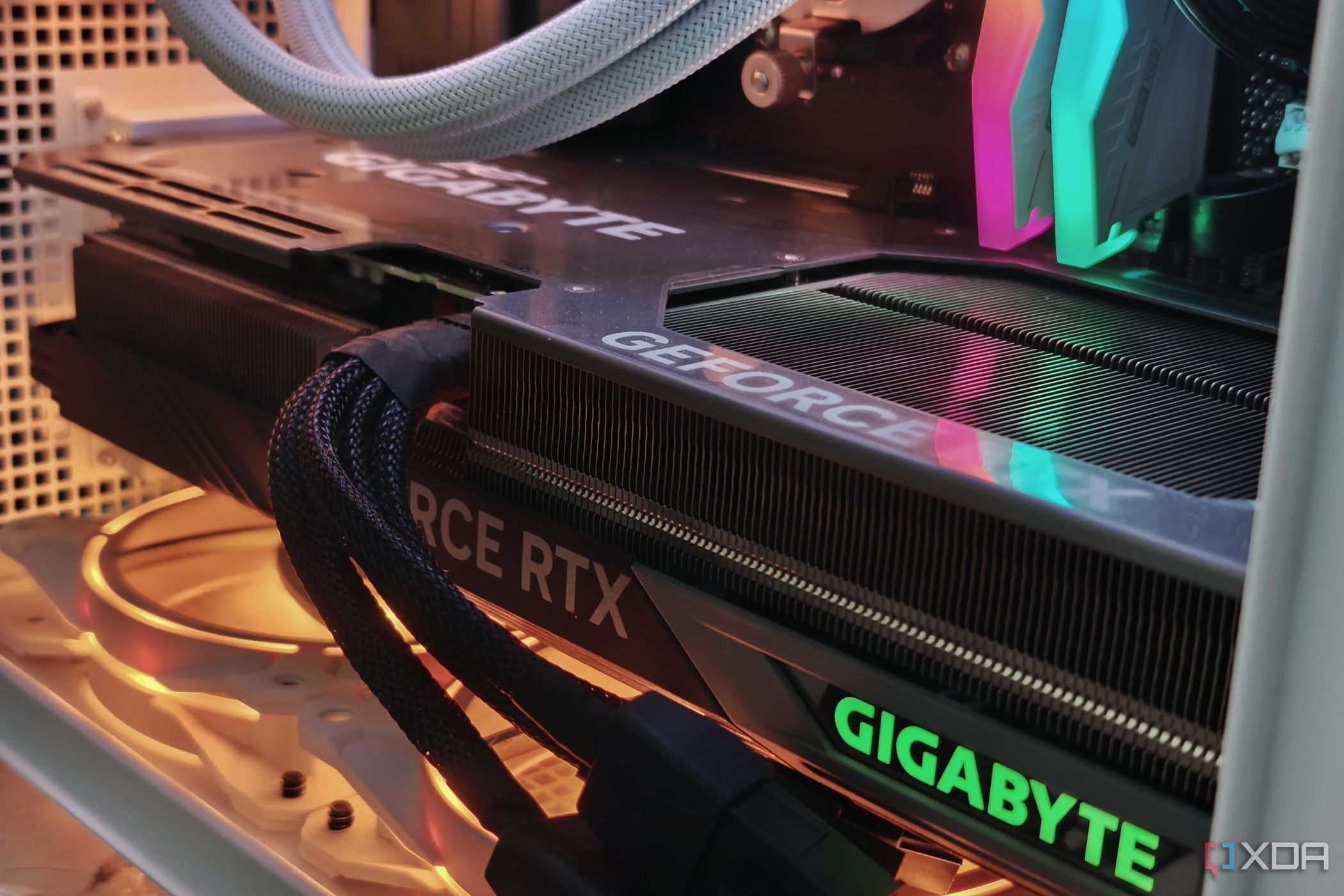 На изображении показан графический процессор Gigabyte GeForce RTX 4070 Ti Gaming OC, установленный на ПК, с подсветкой RGB.