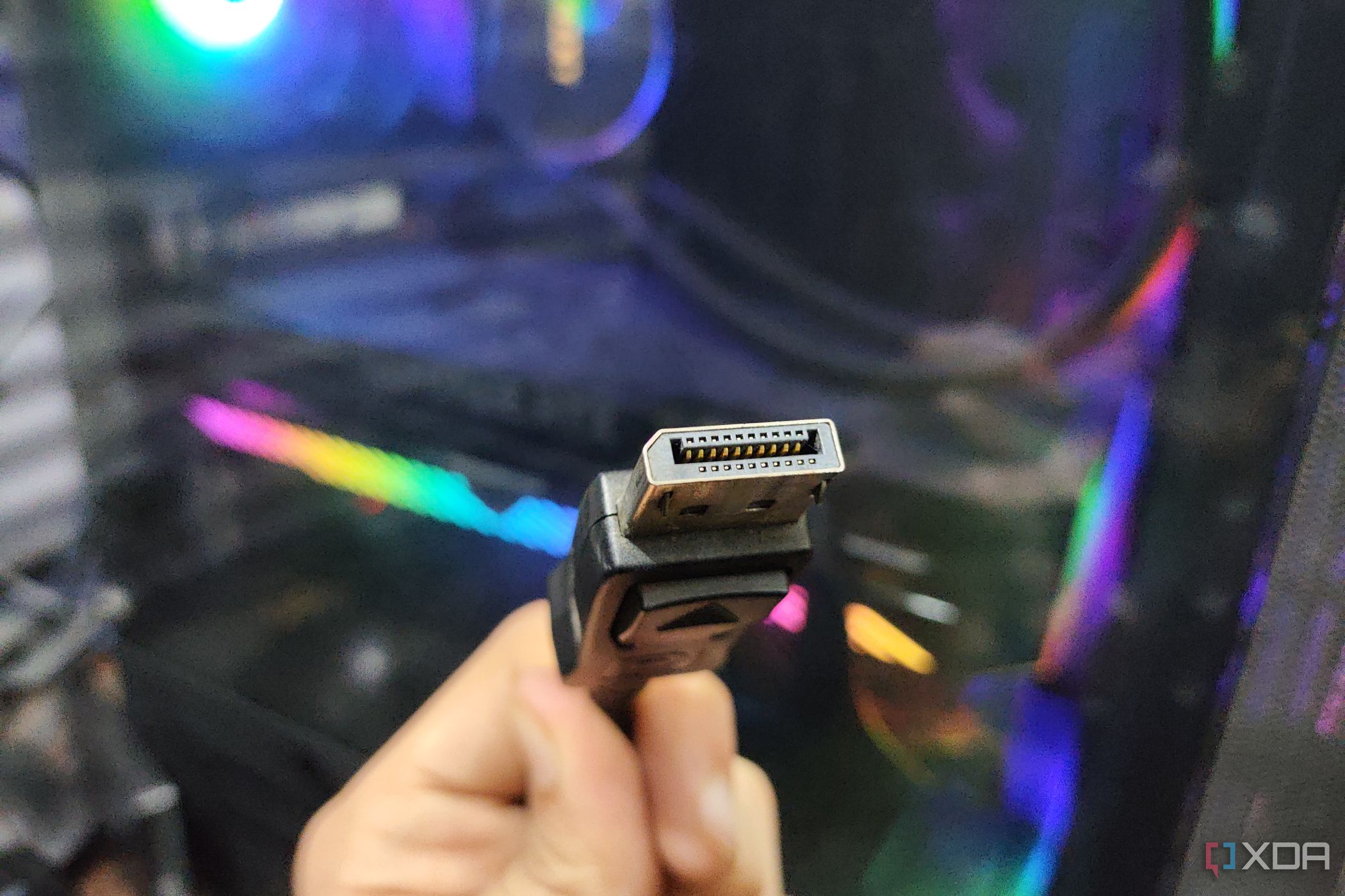 Кабель DisplayPort, расположенный перед ПК.