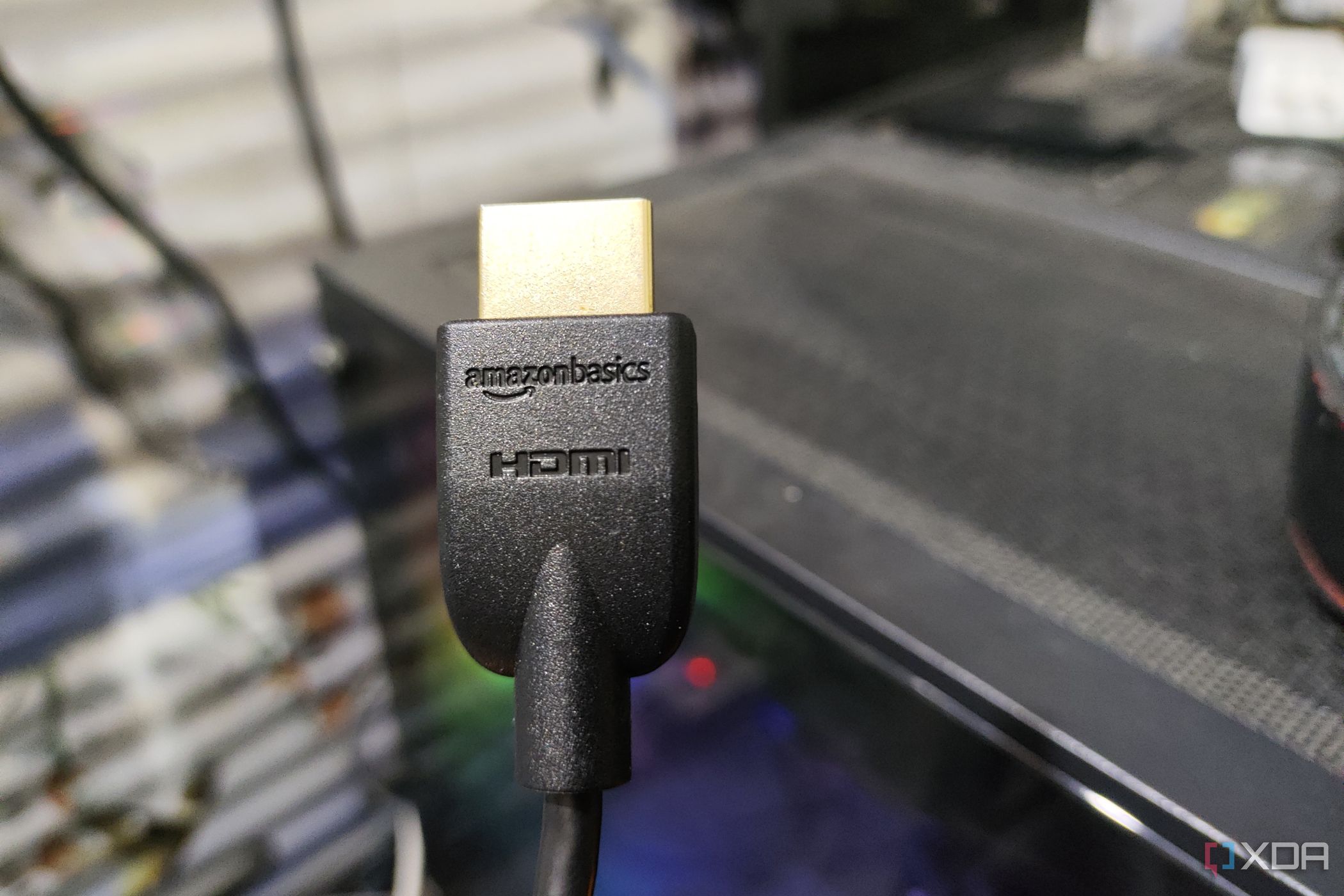 Кабель HDMI, расположенный перед компьютером 