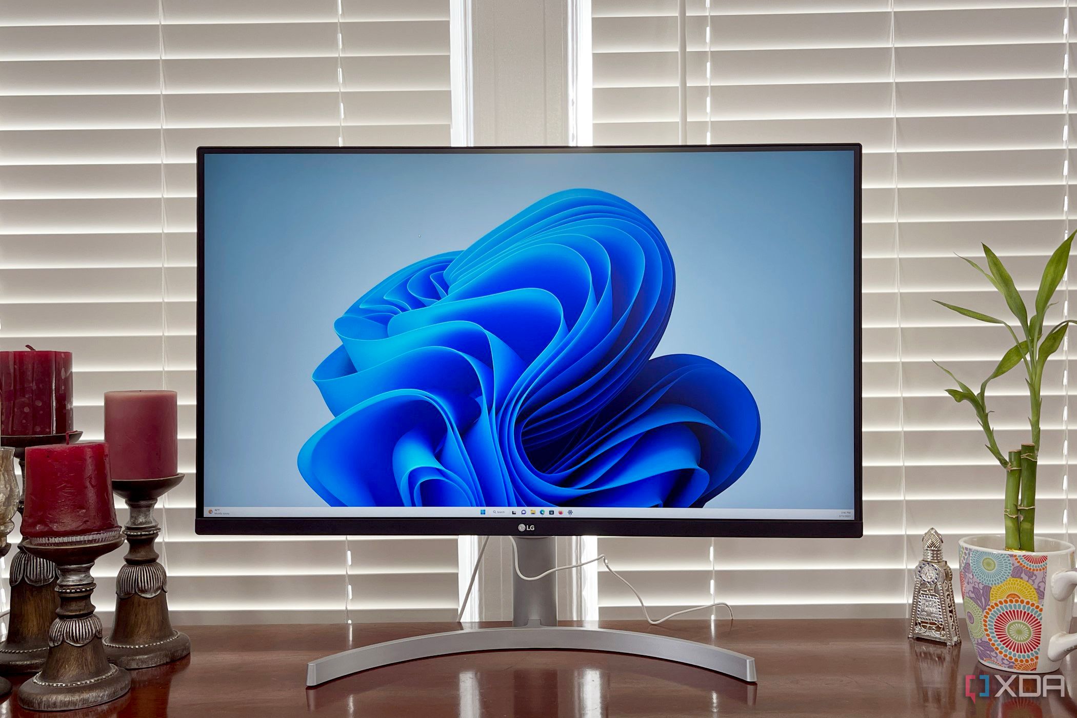 LG UltraFine 32UN650W на столе