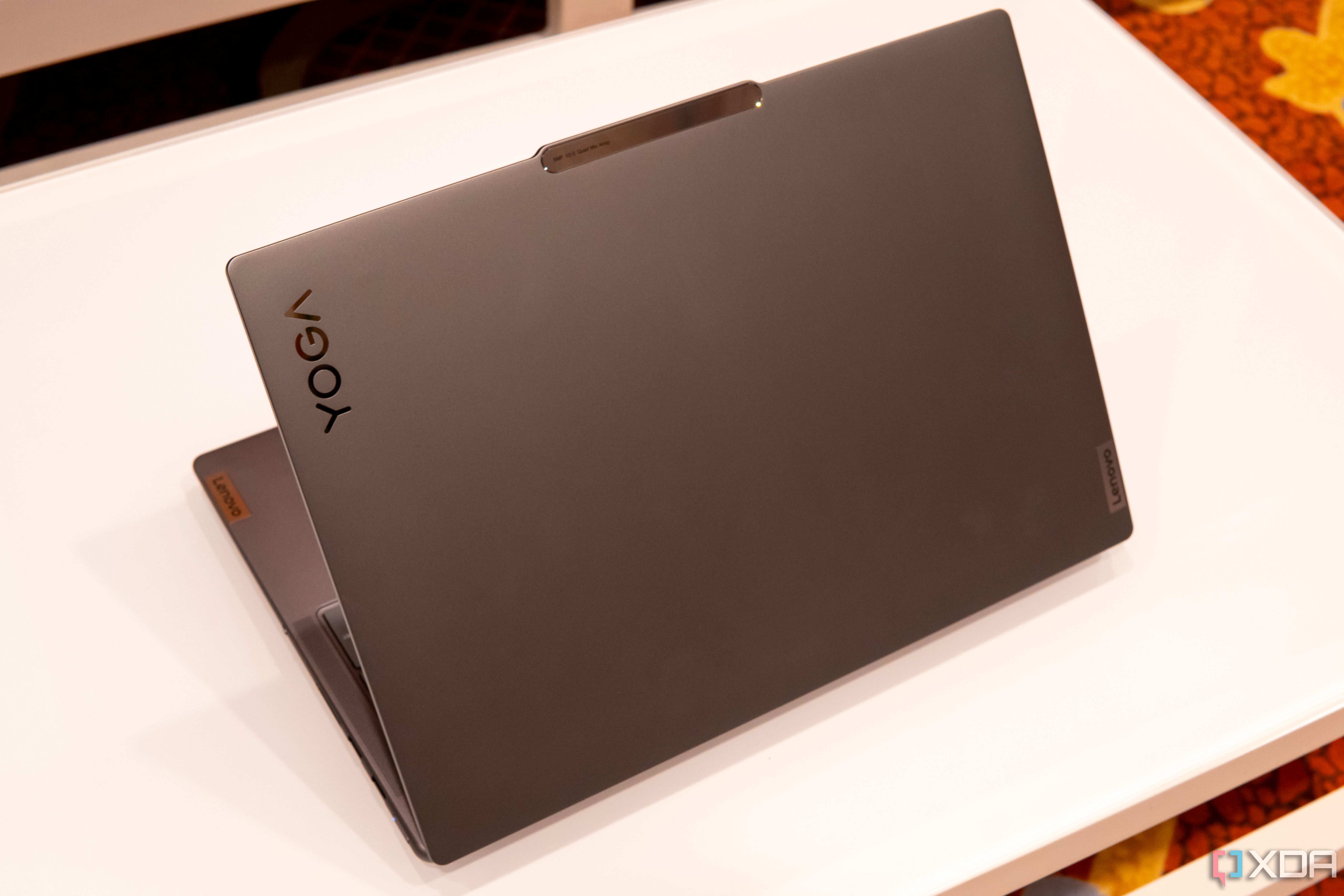 Фотография задней крышки Lenovo Yoga Pro 9i.