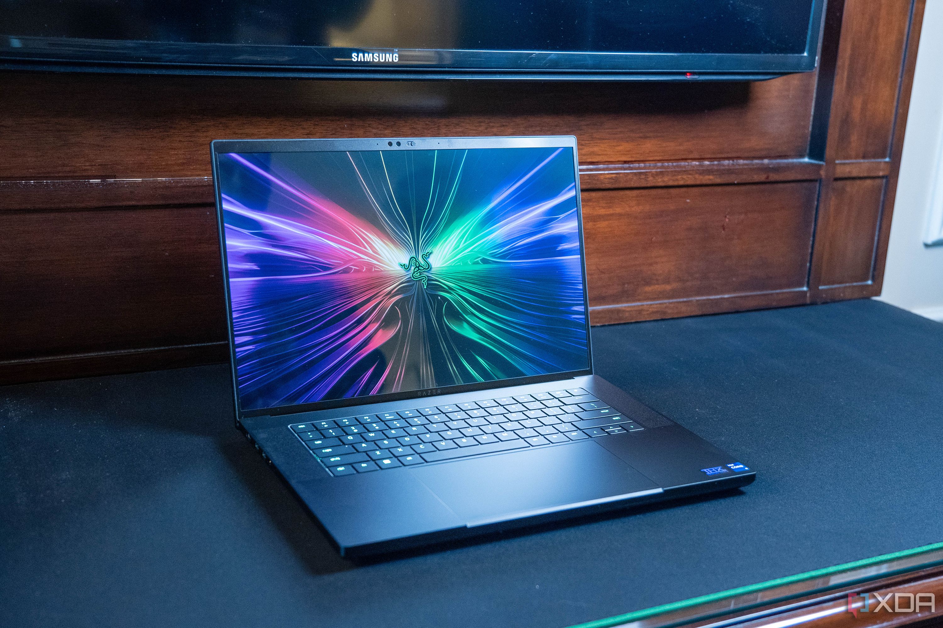 Вид Razer Blade 16 под углом