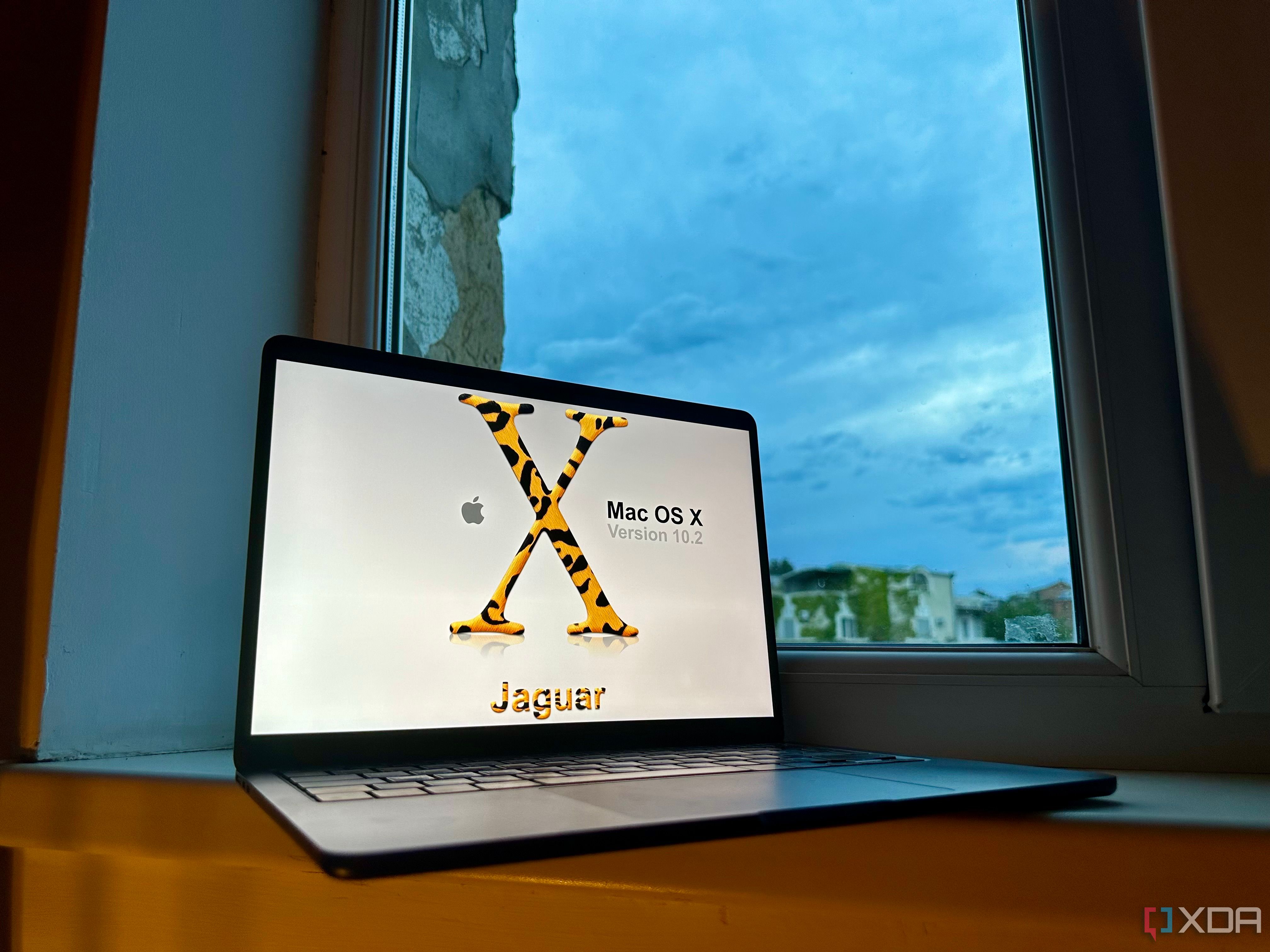 Фотография промо Mac OS X Jaguar на MacBook Air M2