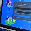 Изображение, показывающее страницу входа в Discord на дисплее MacBook Air.