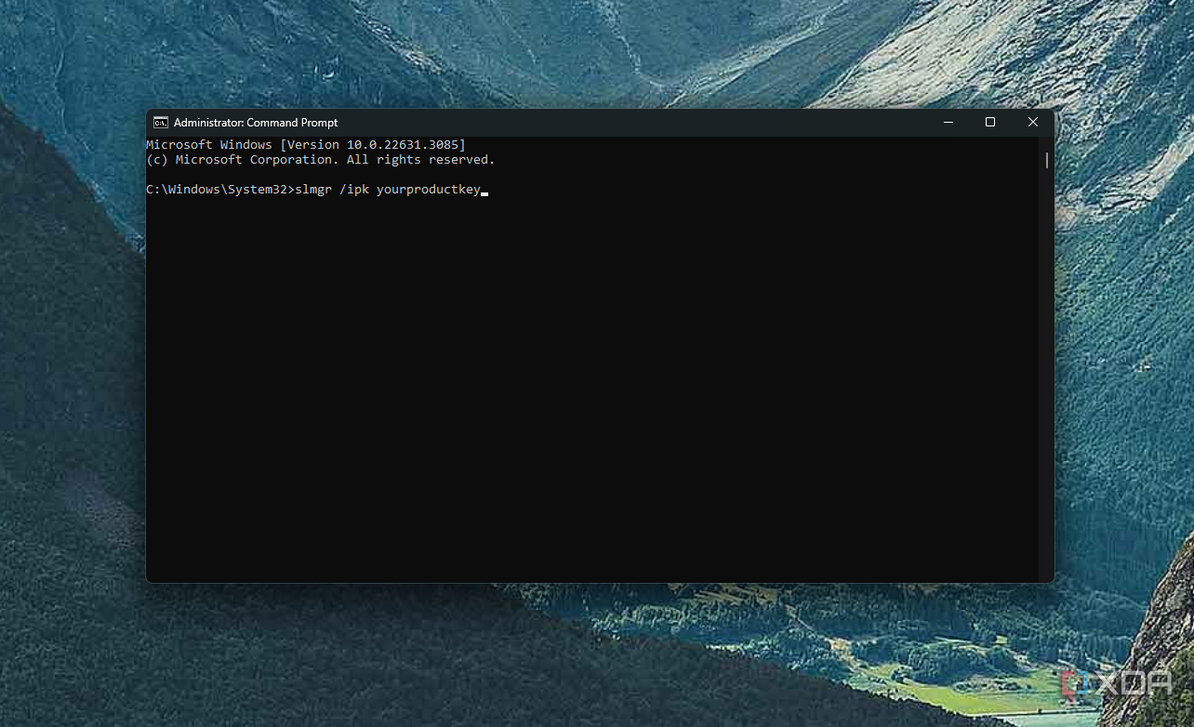 Снимок экрана командной строки с командой установки ключа активации продукта в Windows 11