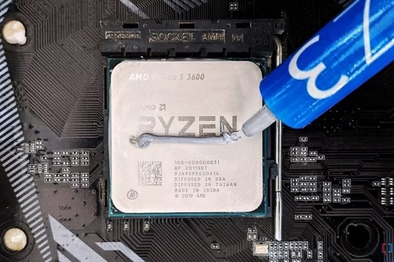 На фотографии изображен процессор AMD Ryzen 5 3600 с термопастой.