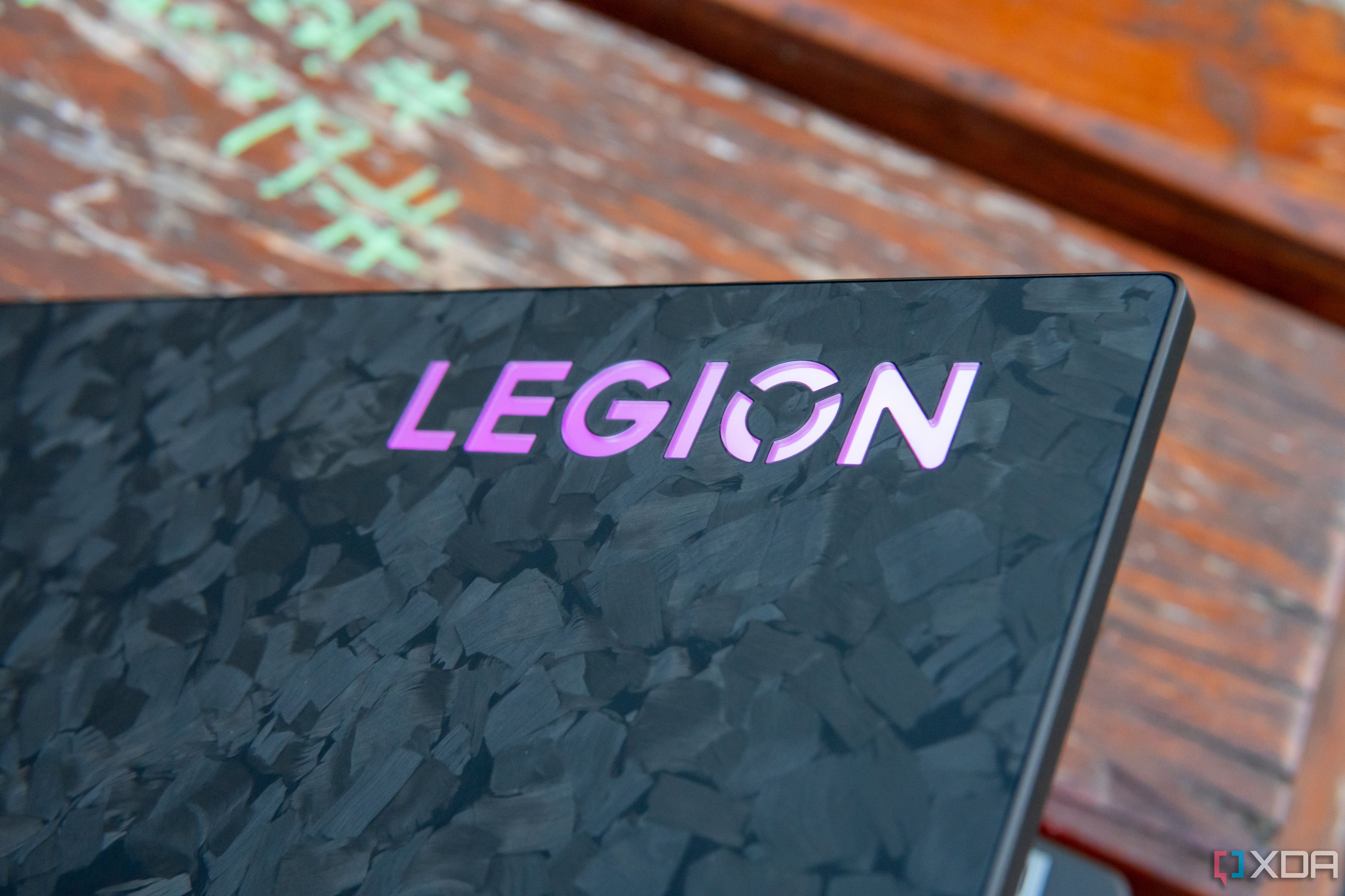 Логотип Legion крупным планом на Lenovo Legion 9i