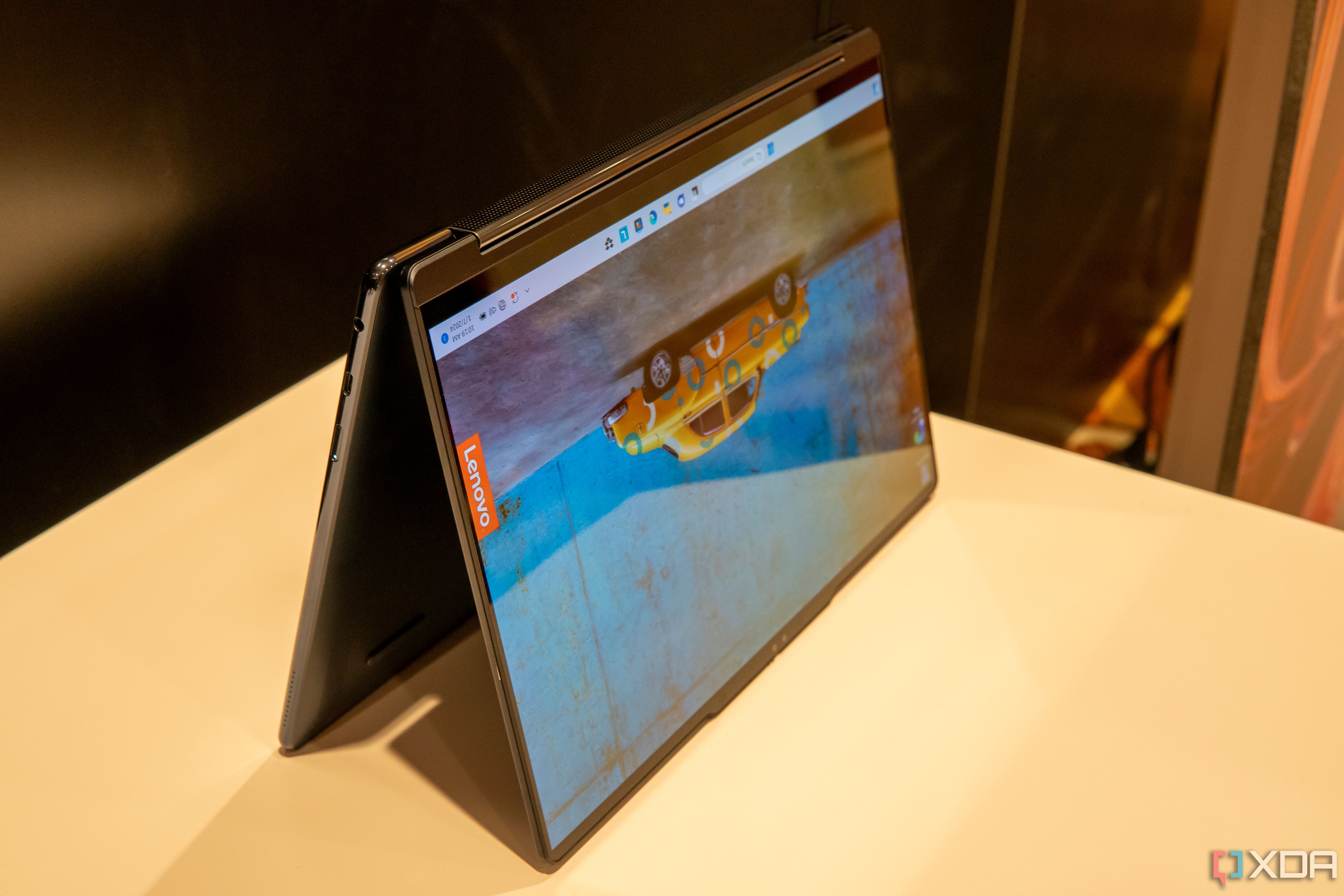 Угловой вид Lenovo Yoga 9i в режиме палатки