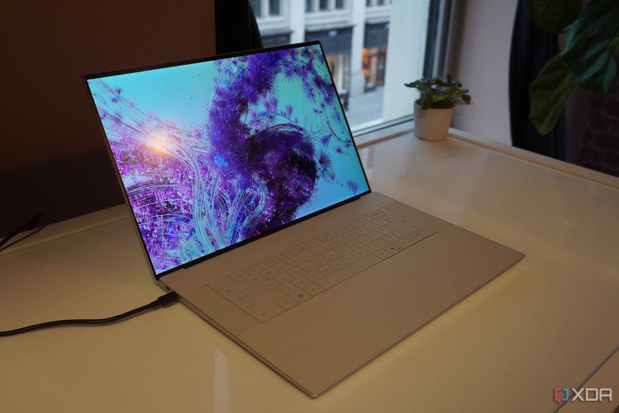 Вид на Dell XPS 16 под углом