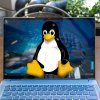 Вид спереди на дисплей Lenovo Yoga 7i с логотипом Linux поверх него.