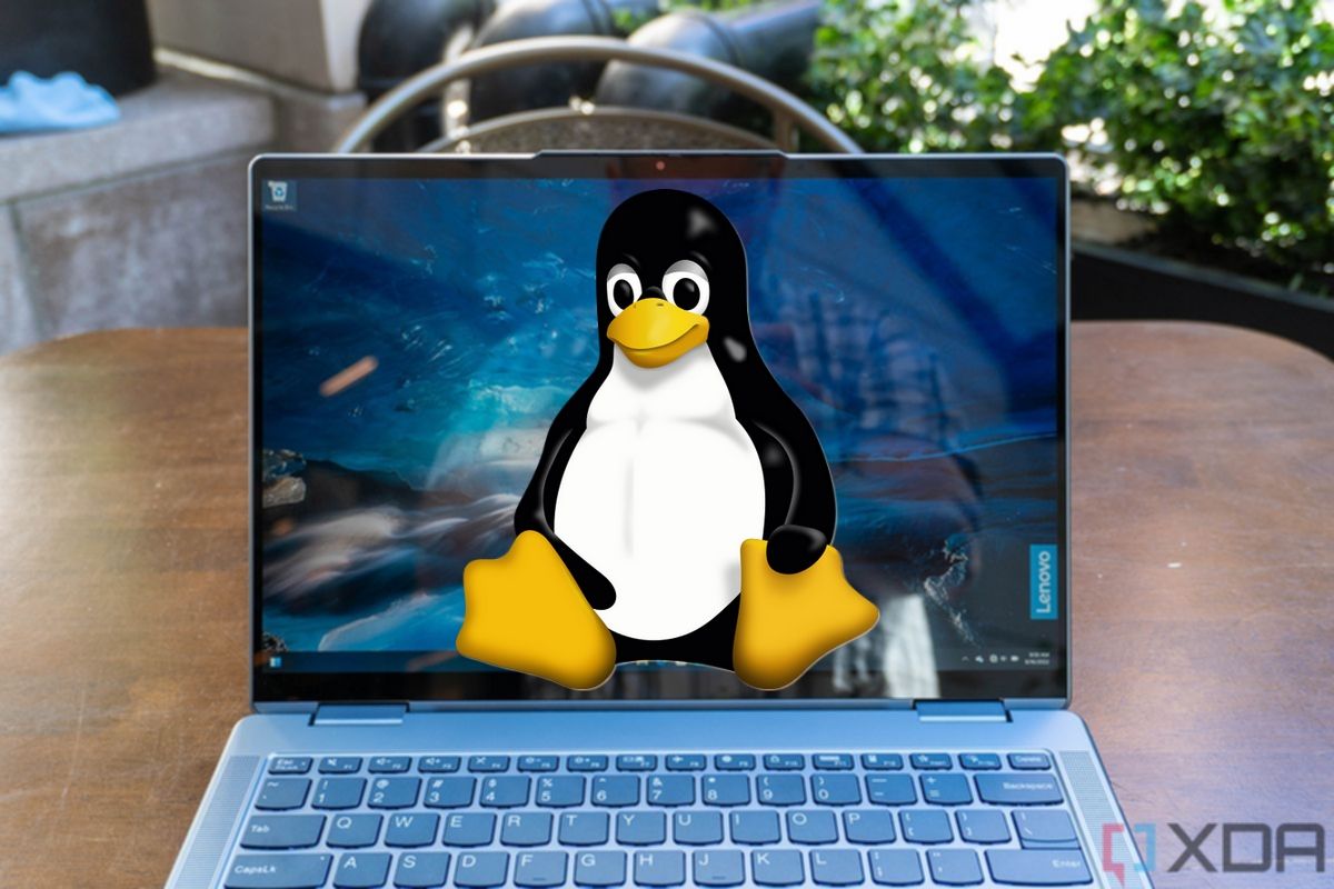 Вид спереди на дисплей Lenovo Yoga 7i с логотипом Linux поверх него.