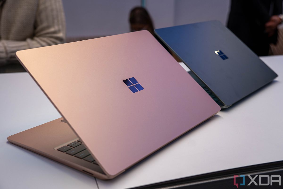 Surface Laptop 5 рядом в двух цветах 