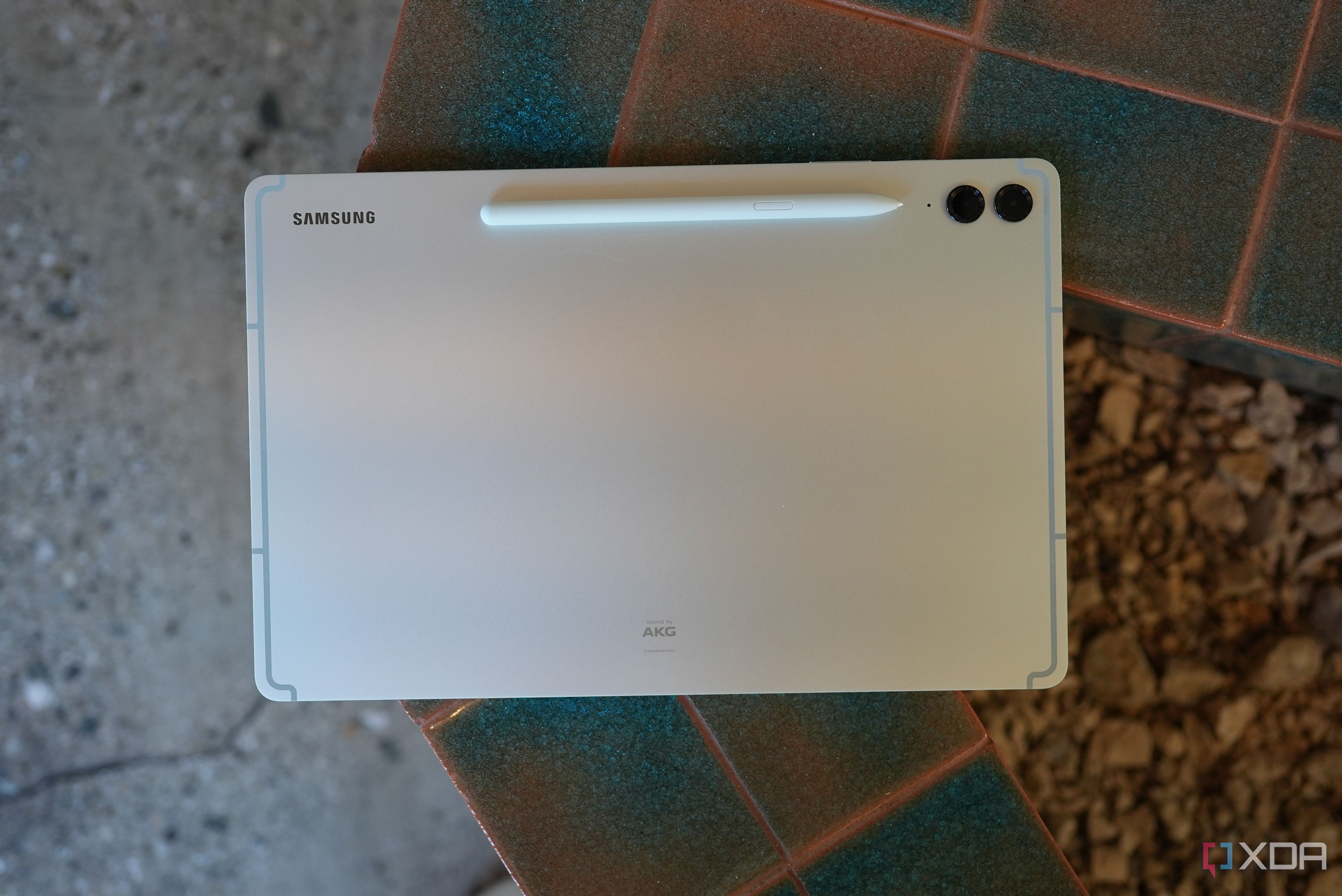 Galaxy Tab S9 FE плоский, с пером сверху