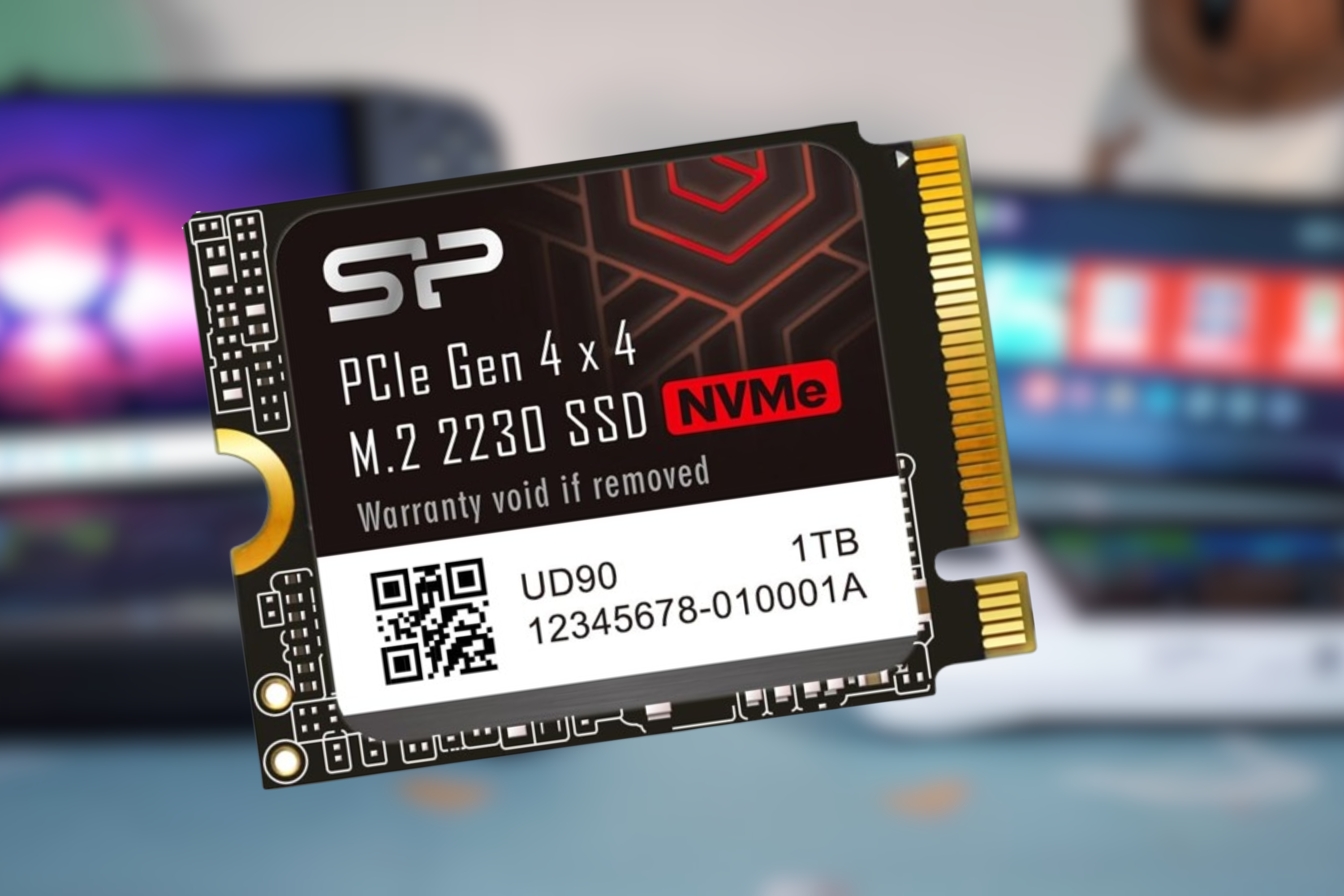 Твердотельный накопитель Silicon Power 1 ТБ UD90 2230 NVMe 4.0 Gen4 PCIe M.2 на размытом фоне 