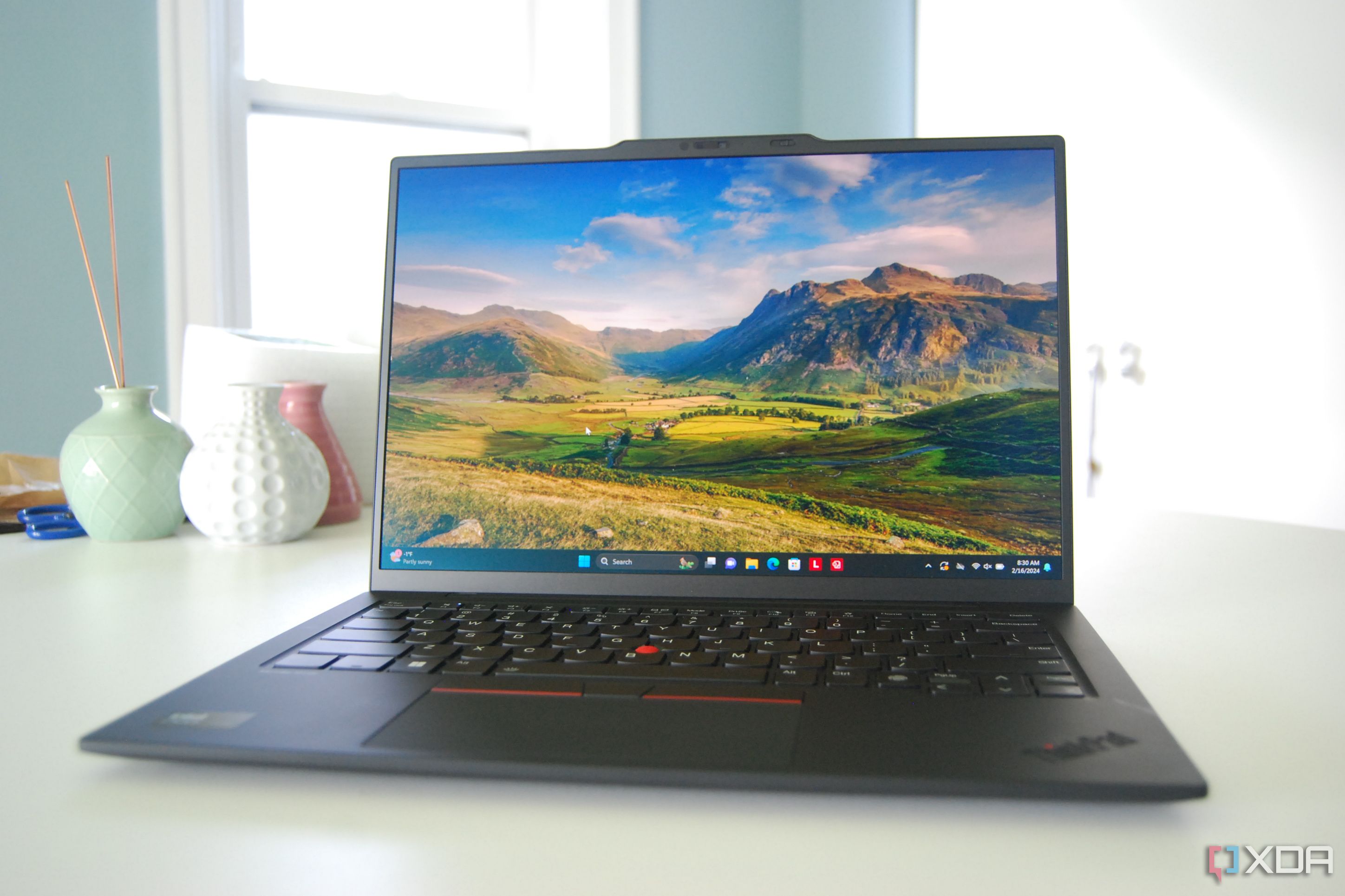 Lenovo ThinkPad X1 Carbon (12-е поколение) в открытом состоянии