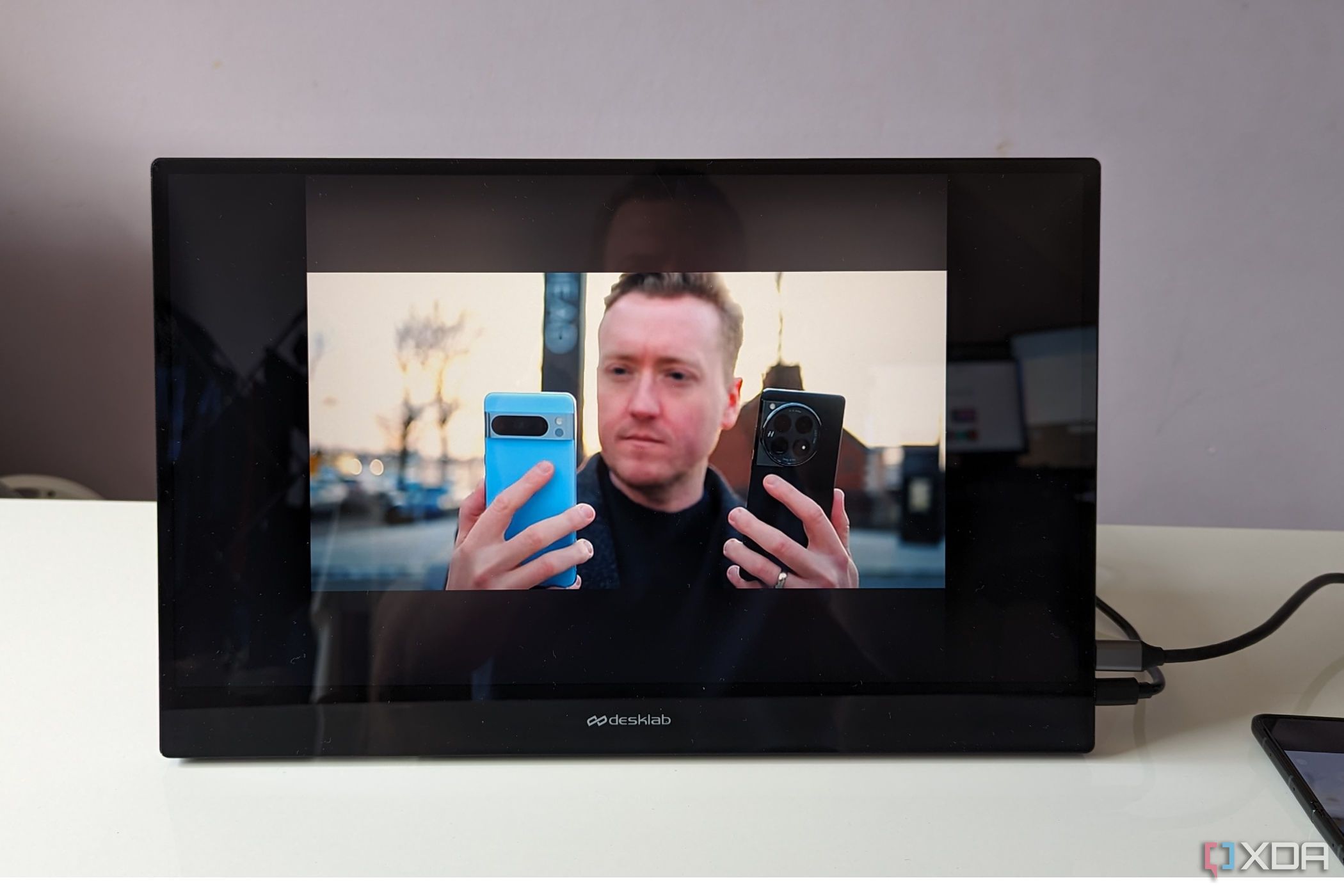 Портативный монитор Desklabs, показывающий видео XDA на YouTube