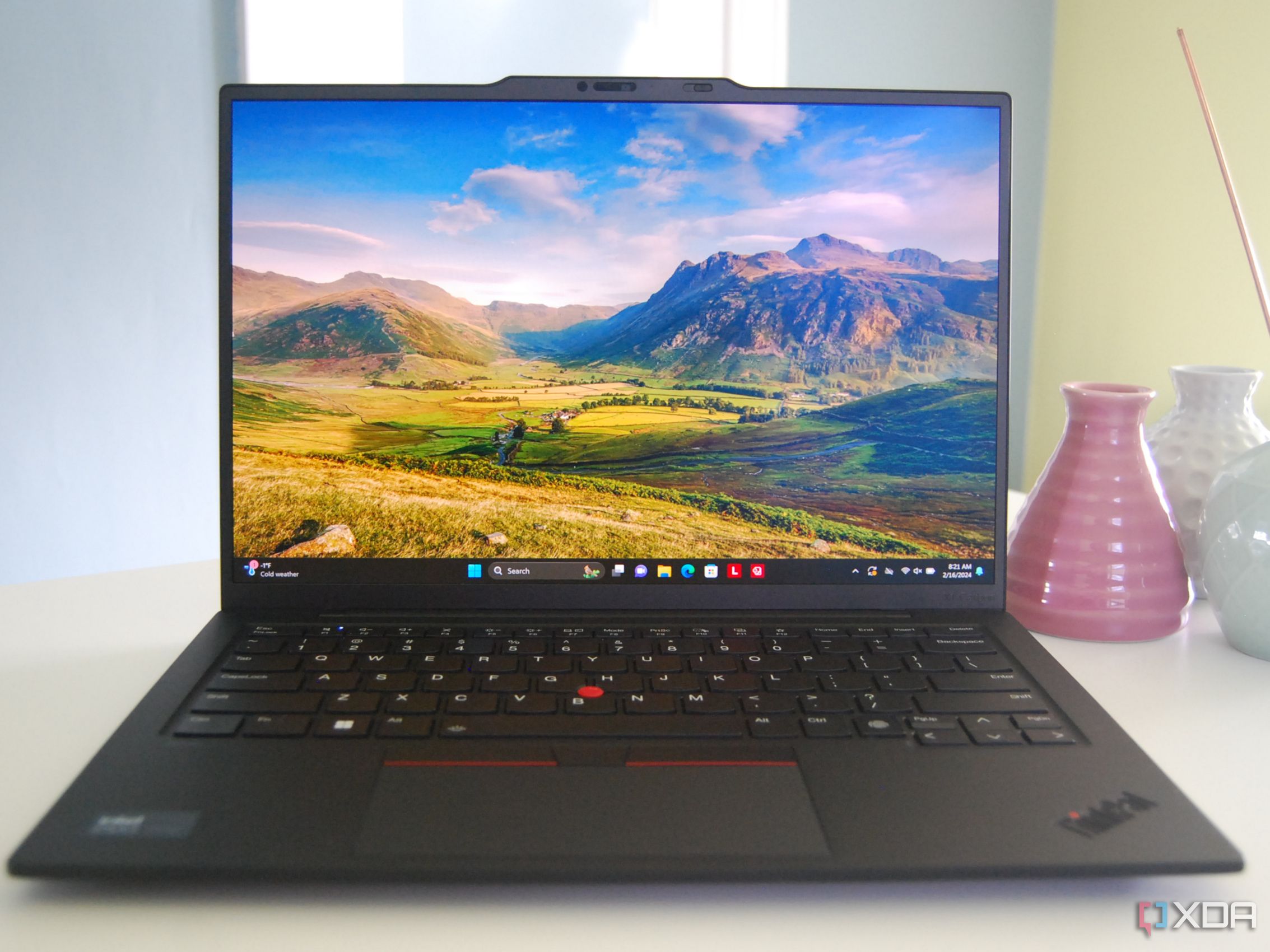 Lenovo ThinkPad X1 Carbon (12-е поколение) в открытом состоянии