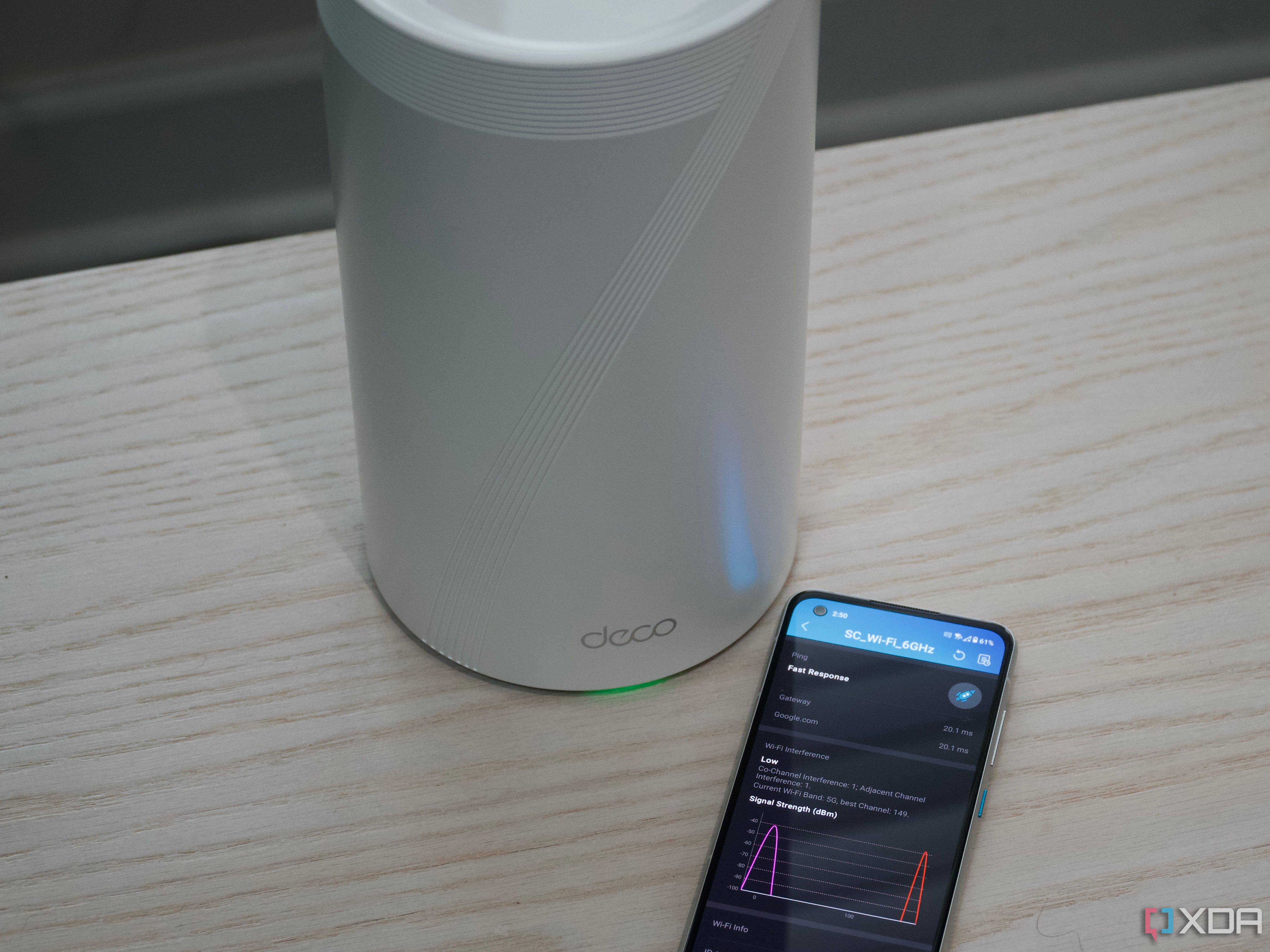 Ячеистая система TP-Link Deco BE85: телефон Android с приложением Deco.