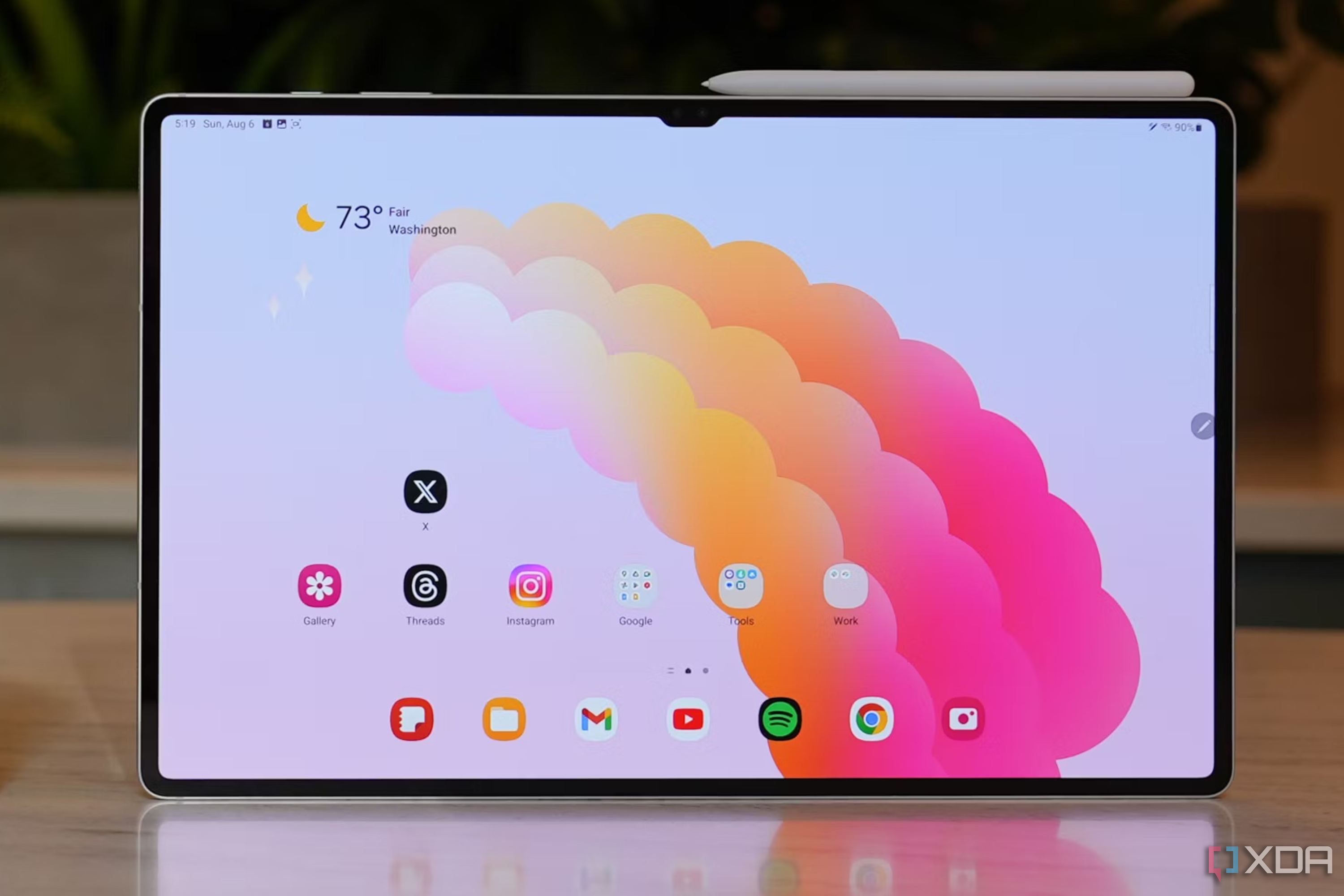 Galaxy Tab S9 Plus на столе со стилусом 