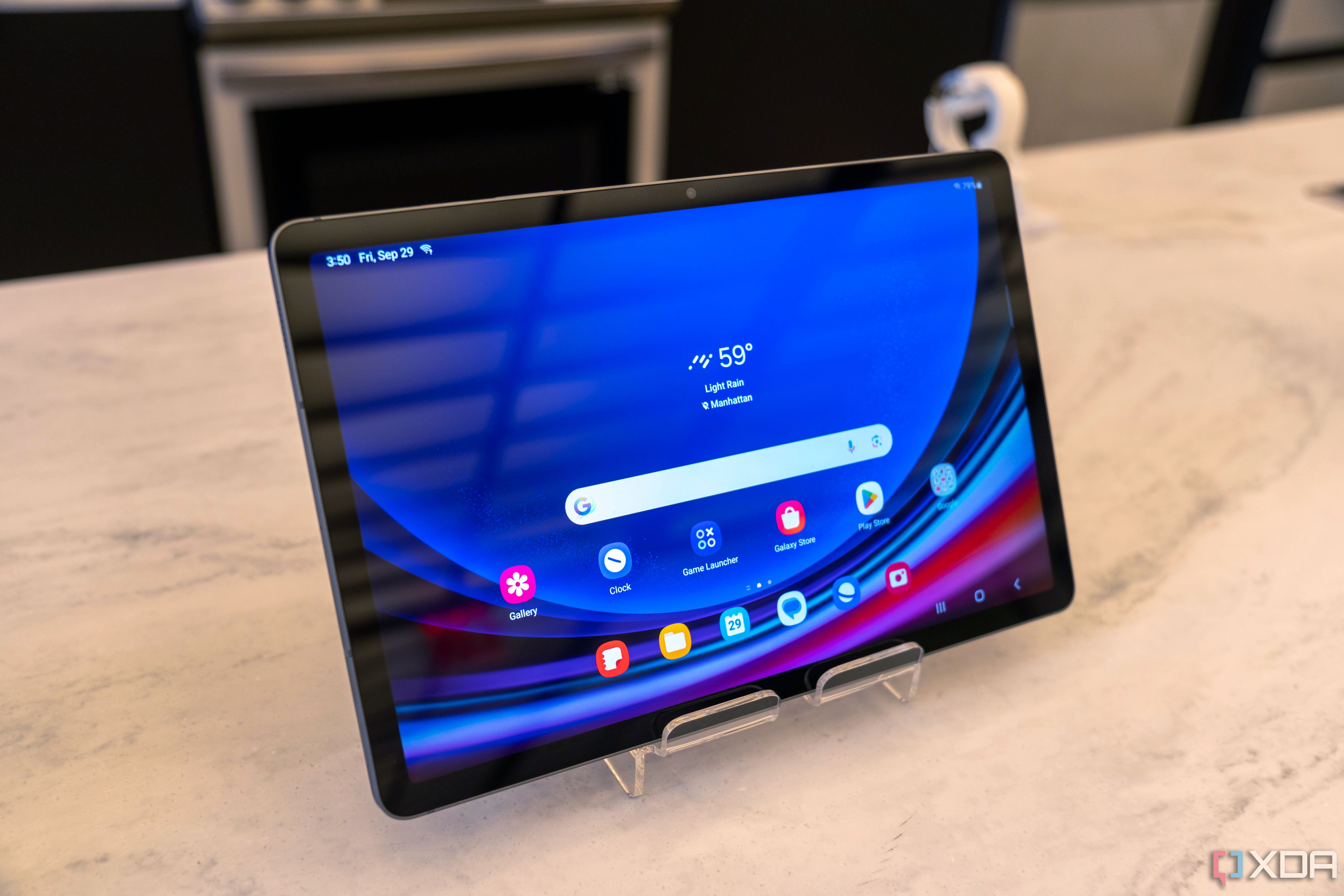 Samsung Galaxy Tab S9 FE на мраморной столешнице