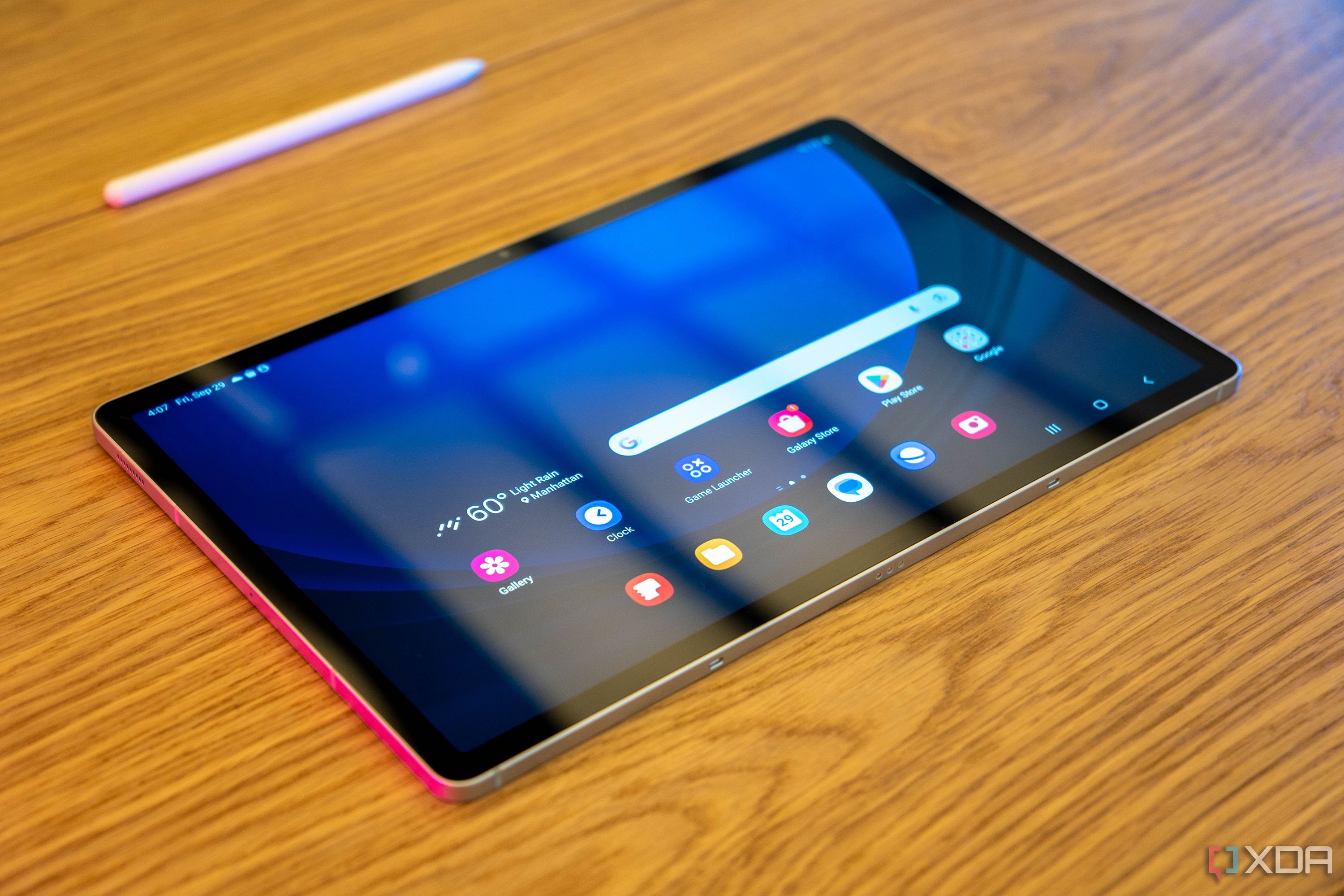 Samsung Galaxy Tab S9 FE на деревянном столе