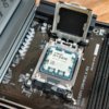 На изображении показан процессор Ryzen 7 7800X3D, установленный в процессорном разъеме материнской платы.