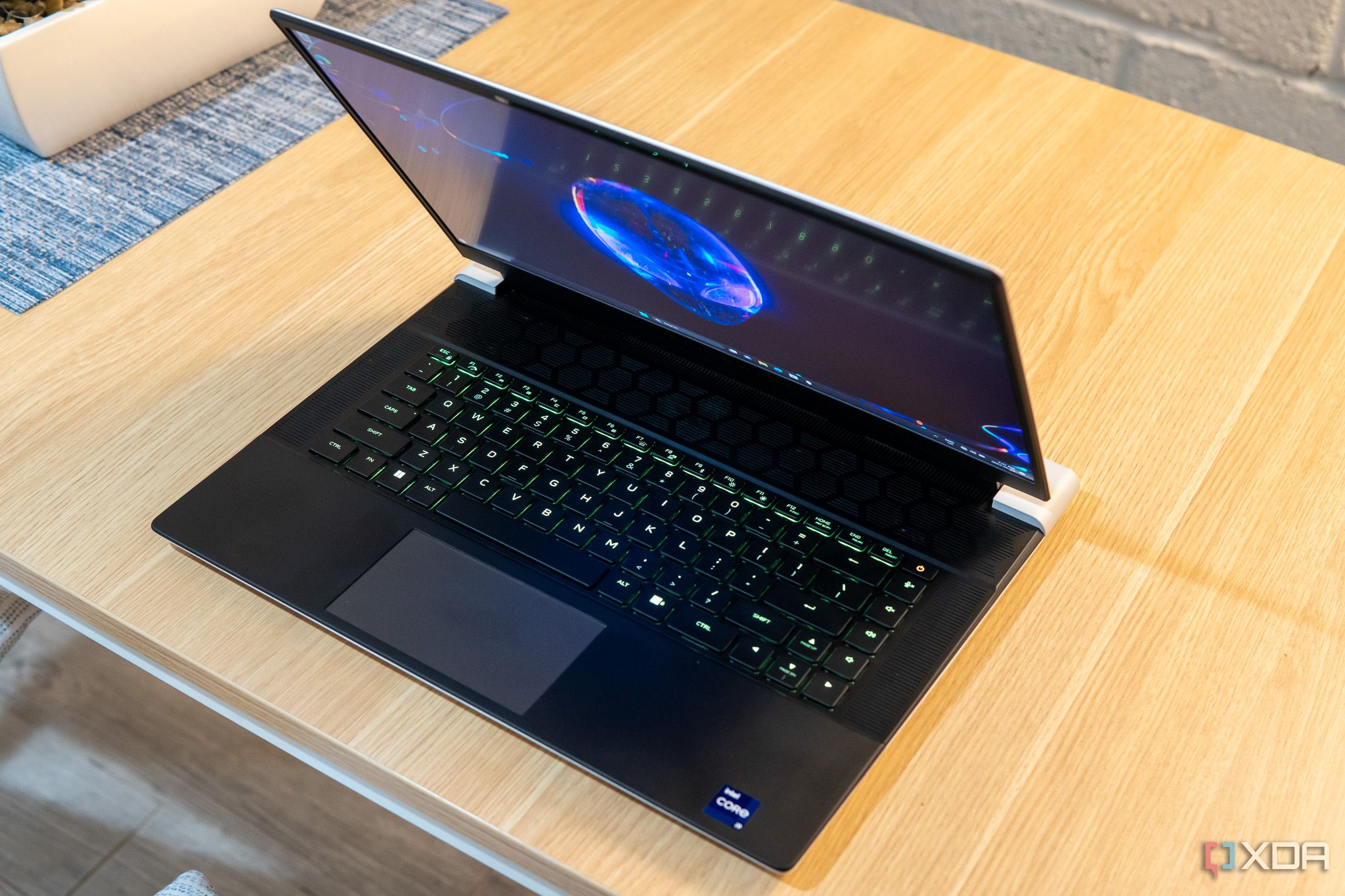 Alienware x16, вид спереди под углом влево.