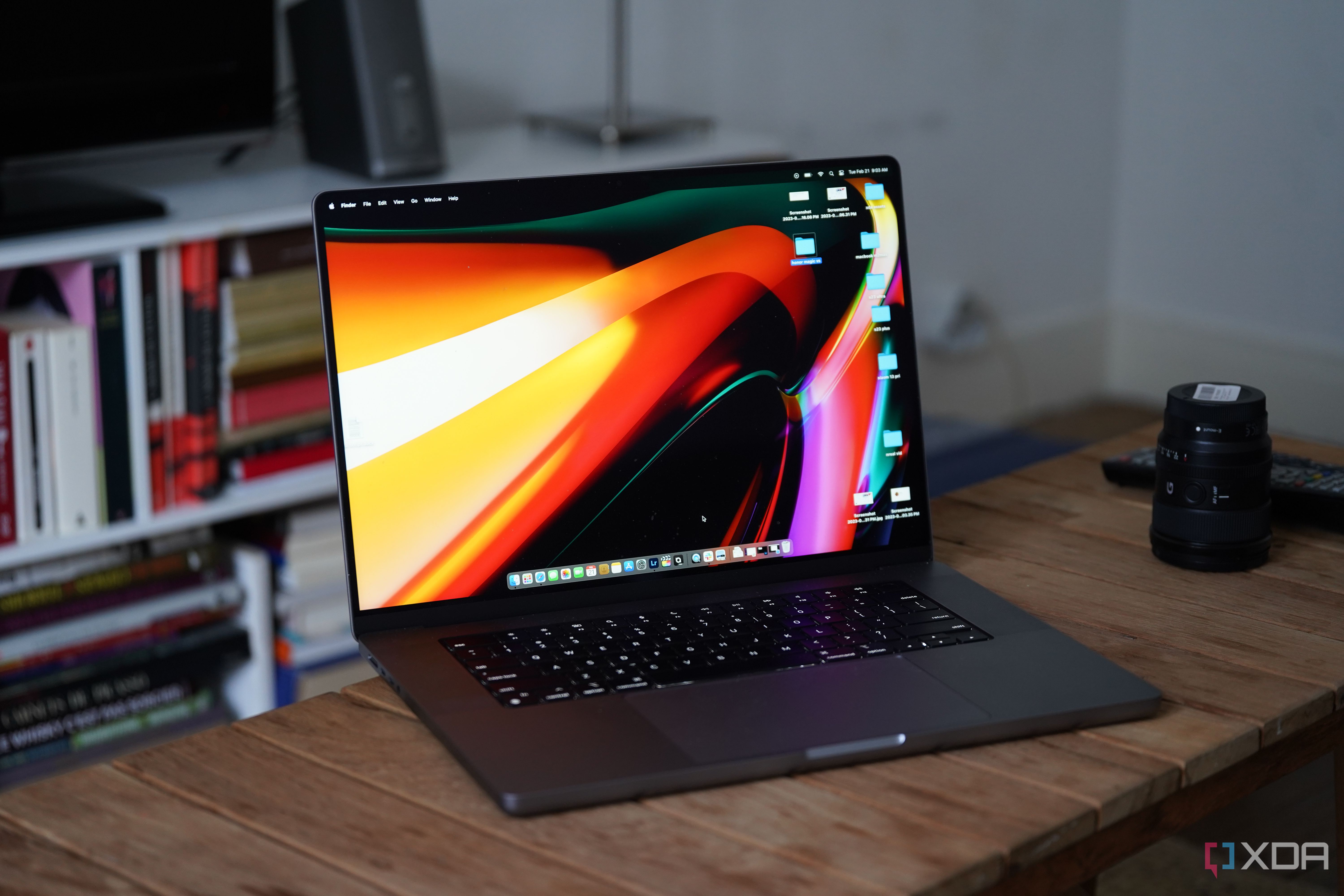 MacBook Pro M2 Max на столе с изображением рабочего стола