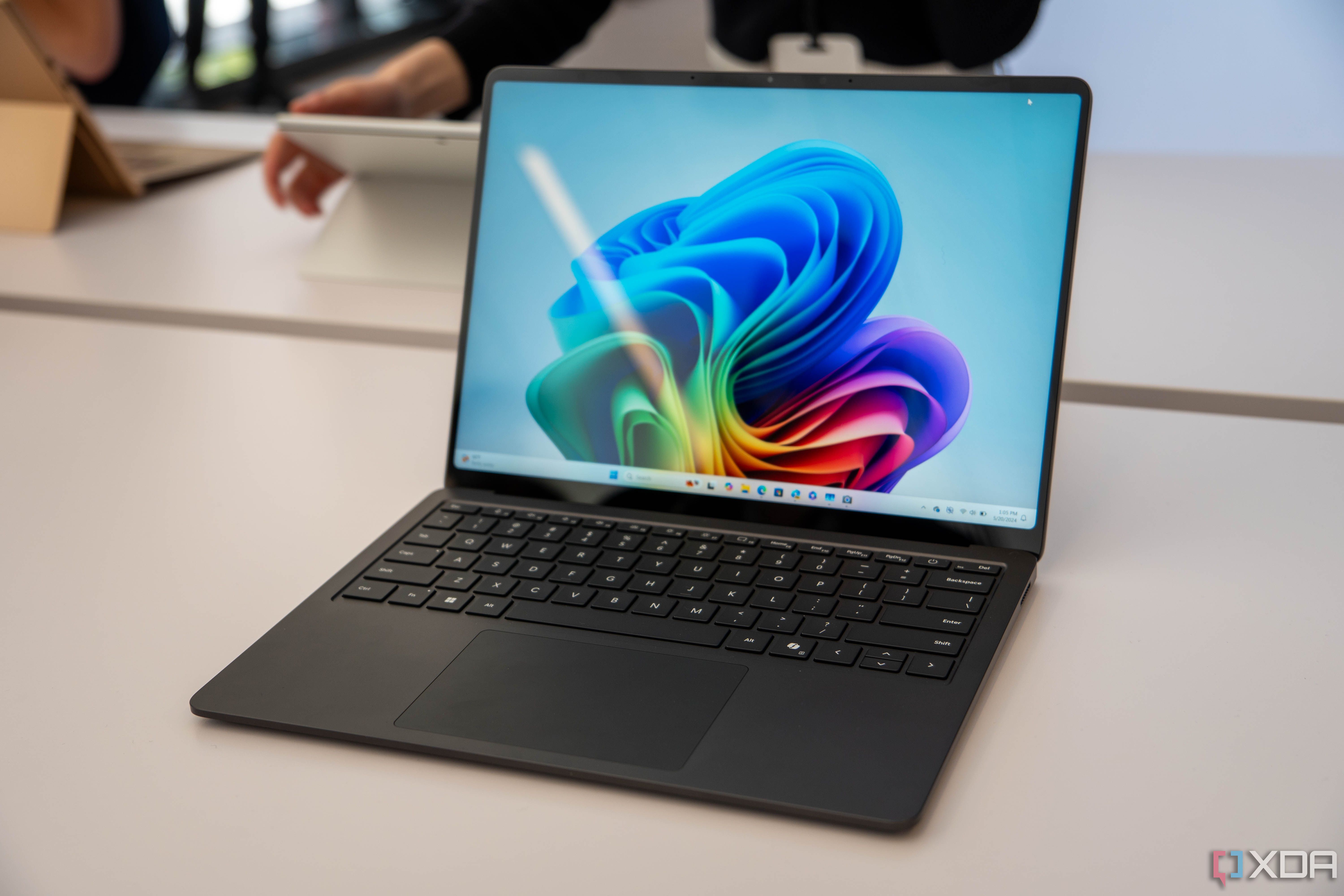 Surface Laptop 7 на столе.