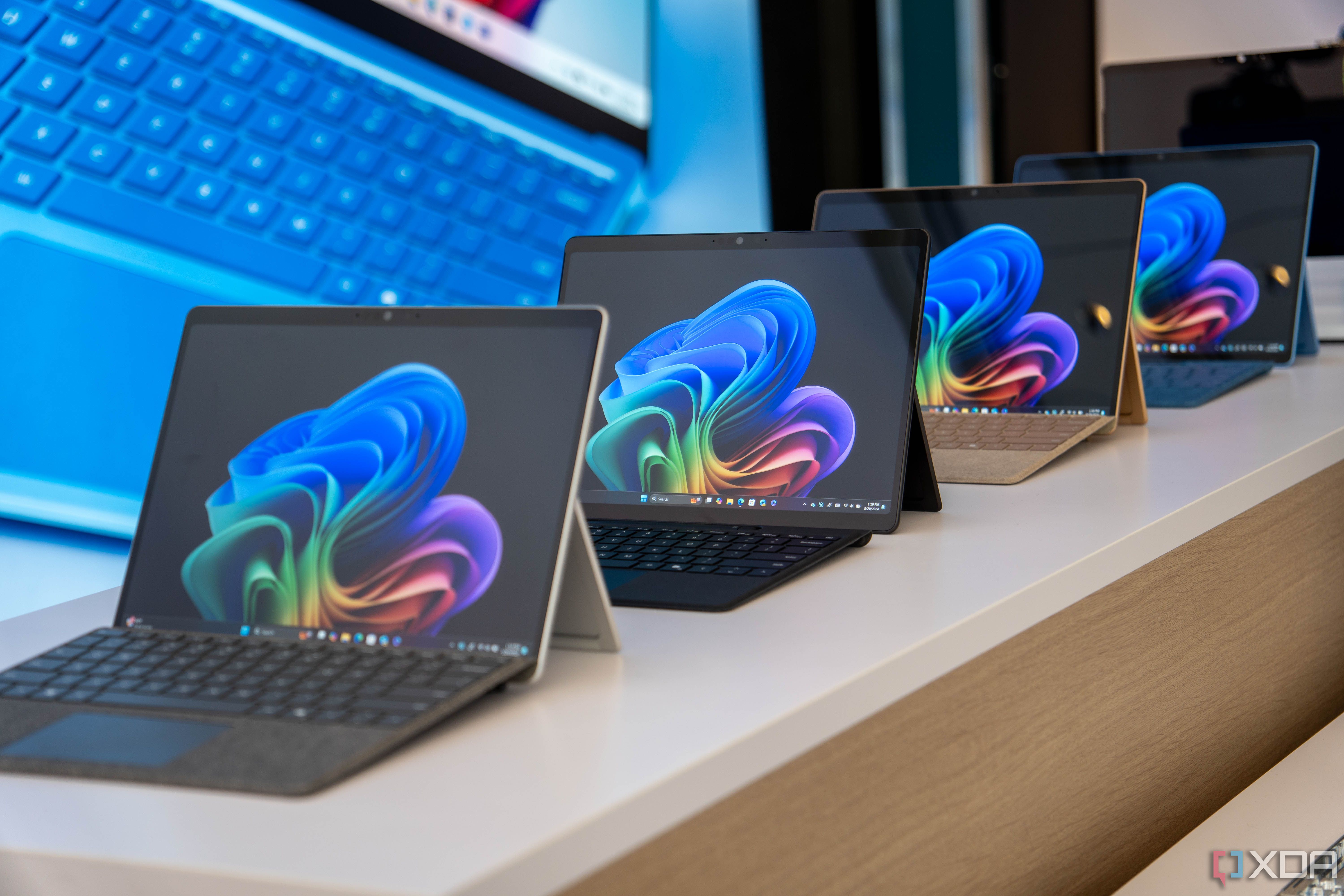 Устройства Surface Pro 11 на мероприятии Microsoft.