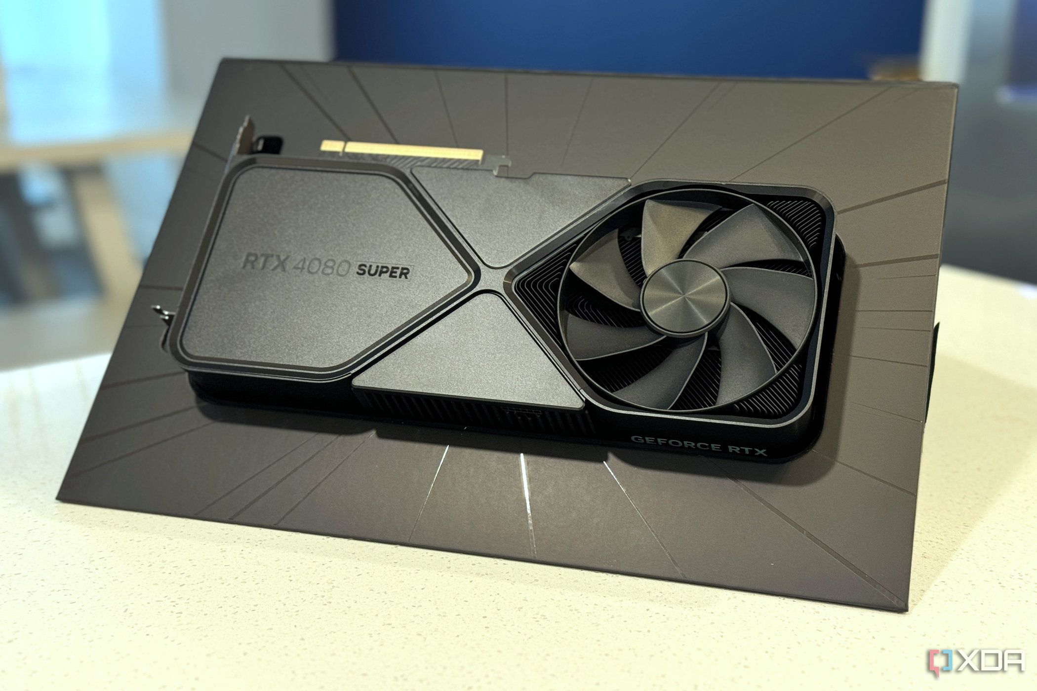 NVIDIA geforce rtx 4080 super fe в транспортировочной коробке, в которой он пришел