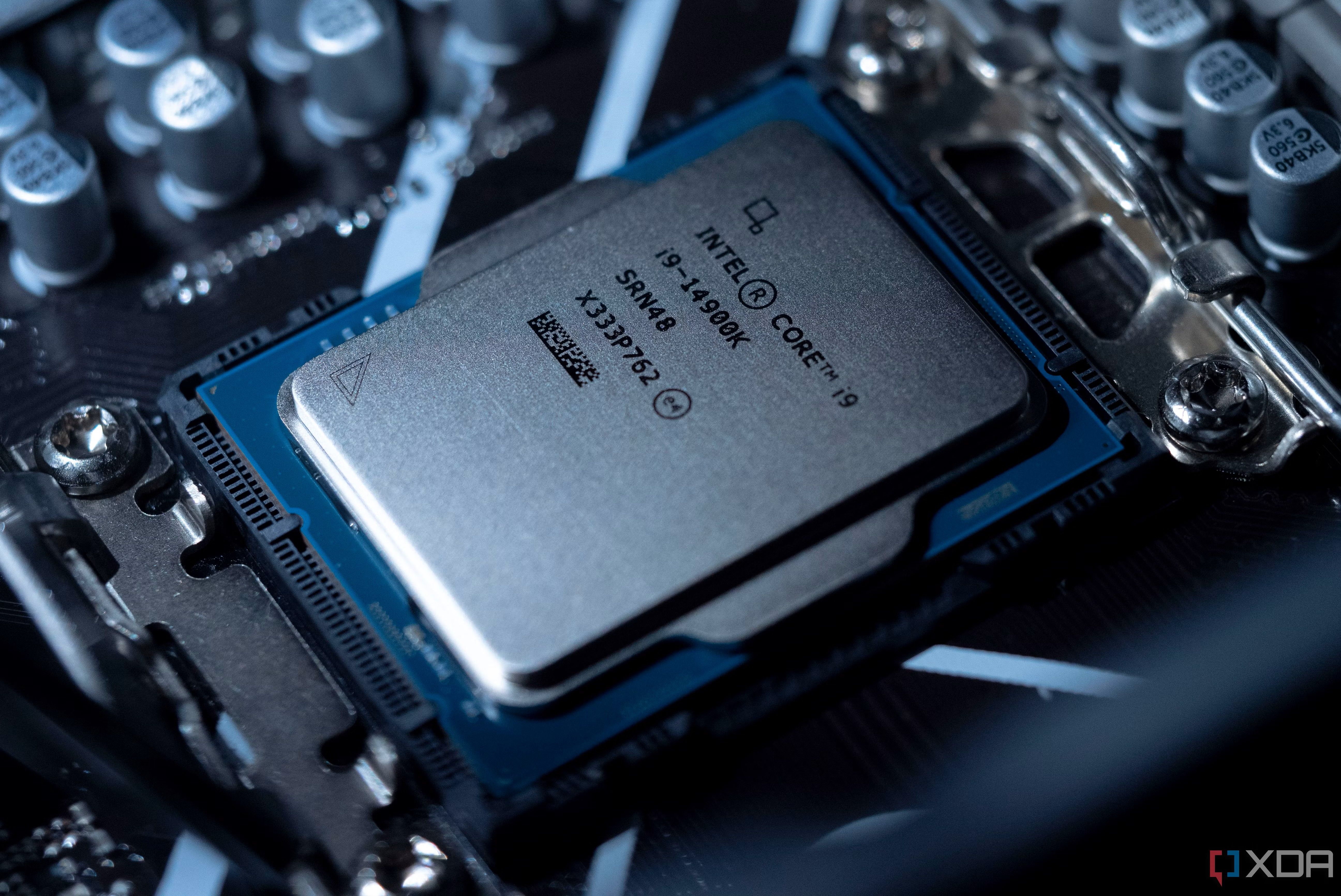 Intel Core i9 14900K в процессорном разъеме на материнской плате