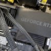 NVIDIA geforce rtx 4070 super Founders Edition установлена ​​на тестовом стенде и показывает адаптер питания