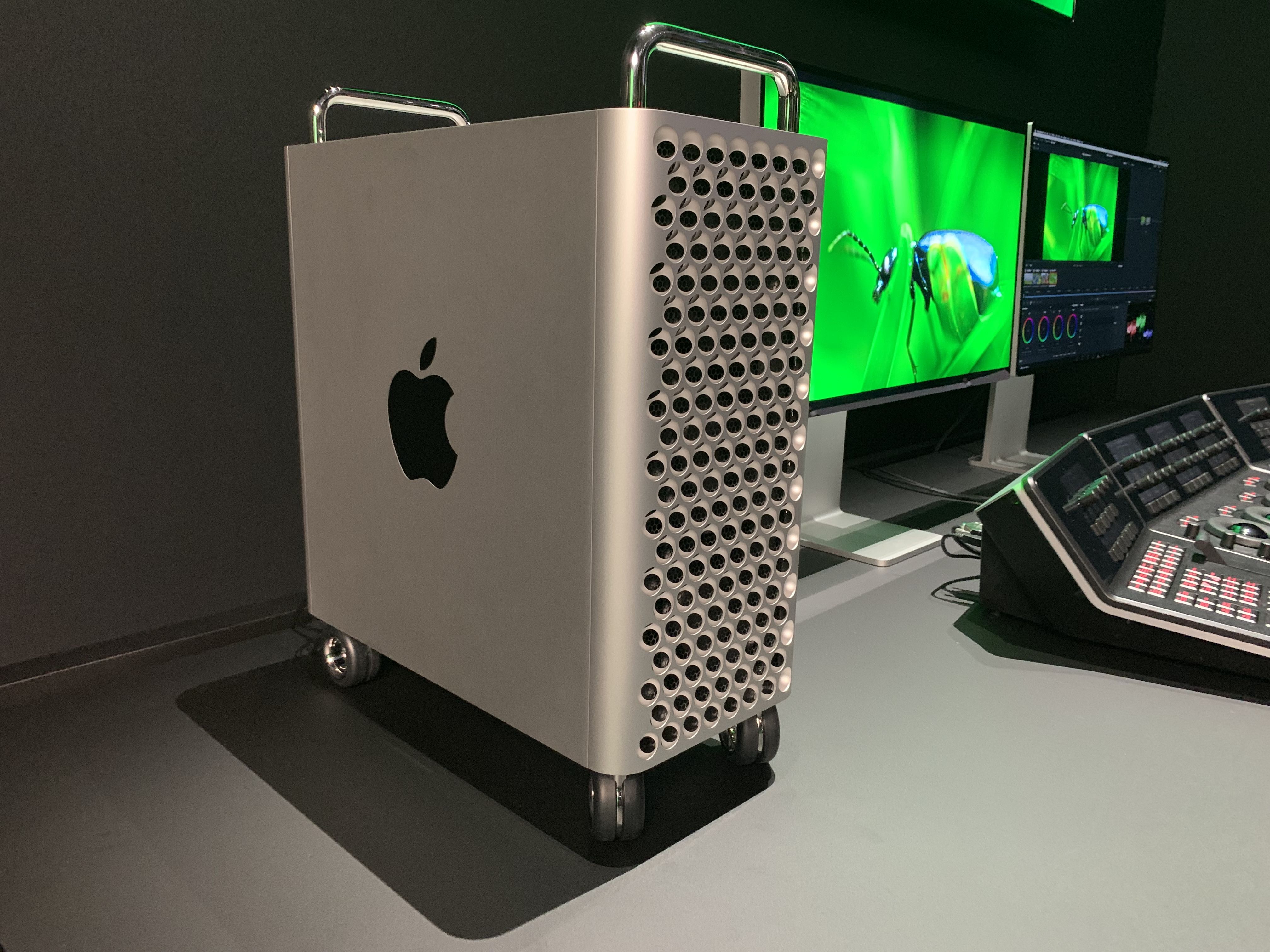 Mac_Pro_2019_на_колесах