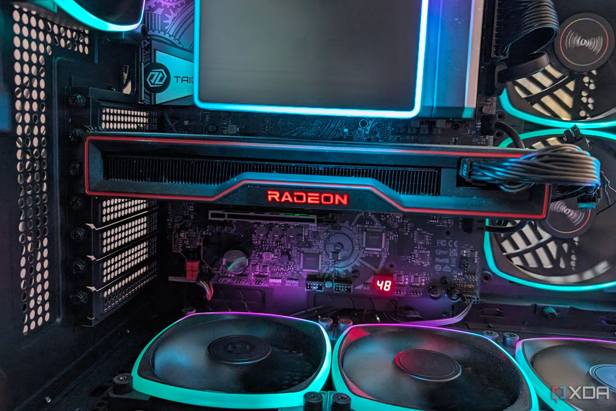 изображение графического процессора Radeon RX 6800 в корпусе с RGB-подсветкой