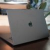 MacBook Pro частично открыт на столе