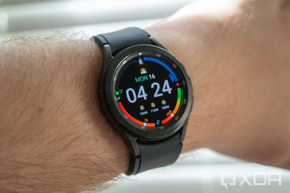 Samsung Galaxy Watch 4 Classic на запястье