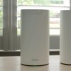 Сетевая система TP-Link Deco BE85: передняя часть основного узла и задняя часть второго узла