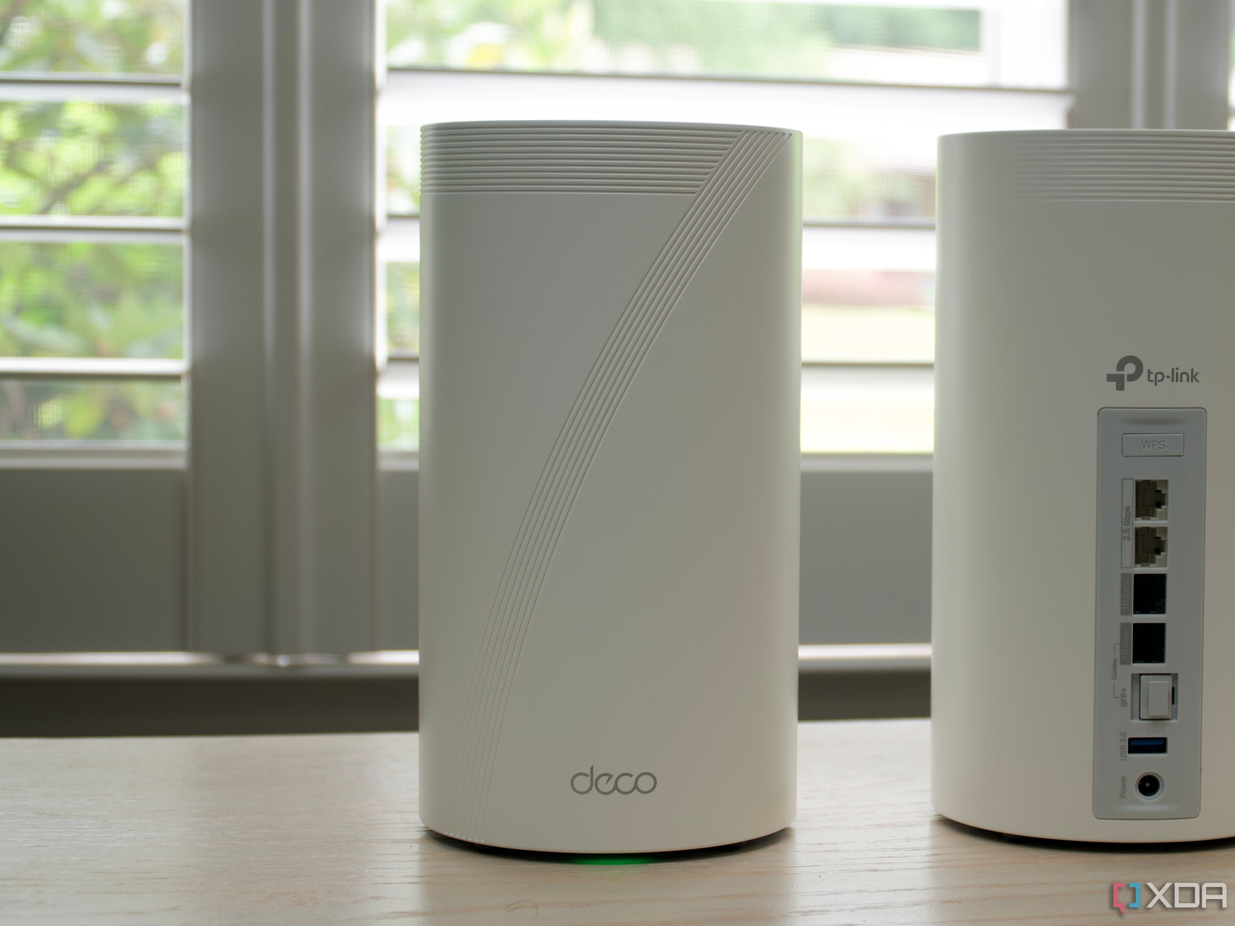 Сетевая система TP-Link Deco BE85: передняя часть основного узла и задняя часть второго узла