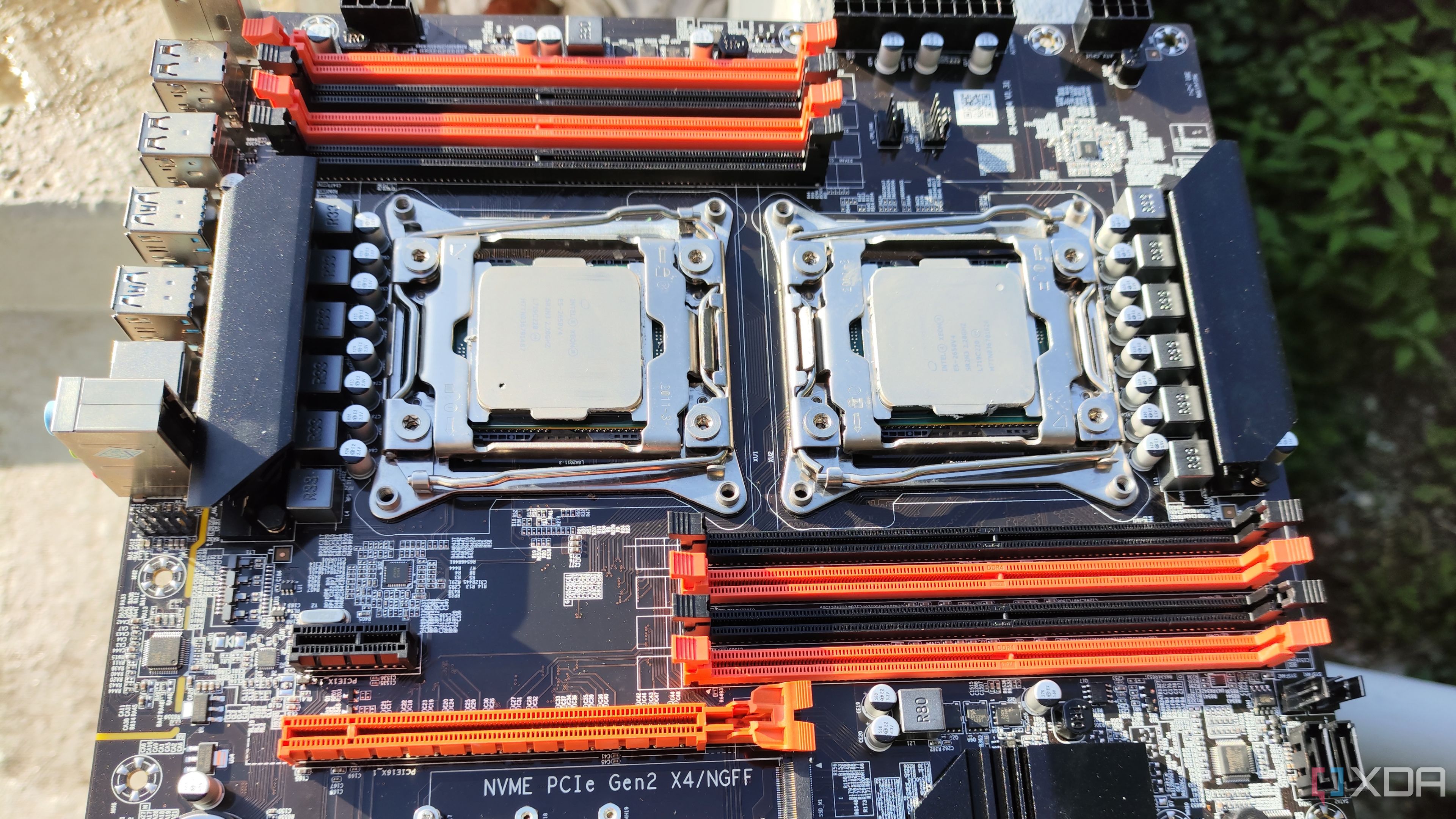 Материнская плата X99 с двумя процессорами Xeon и восемью слотами оперативной памяти 